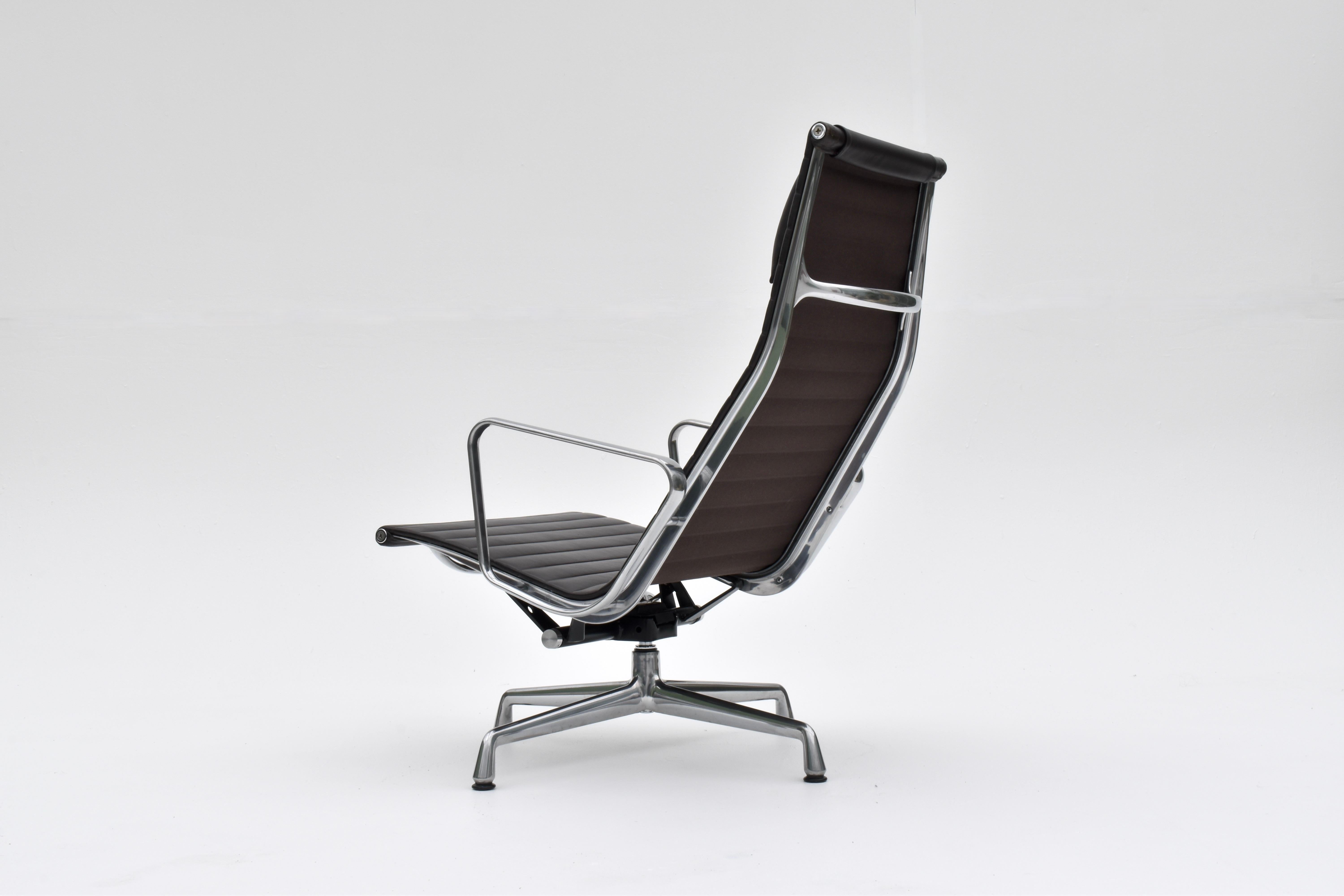 Charles & Ray Eames EA124 Leather Lounge Chair For Vitra For Sale 3
