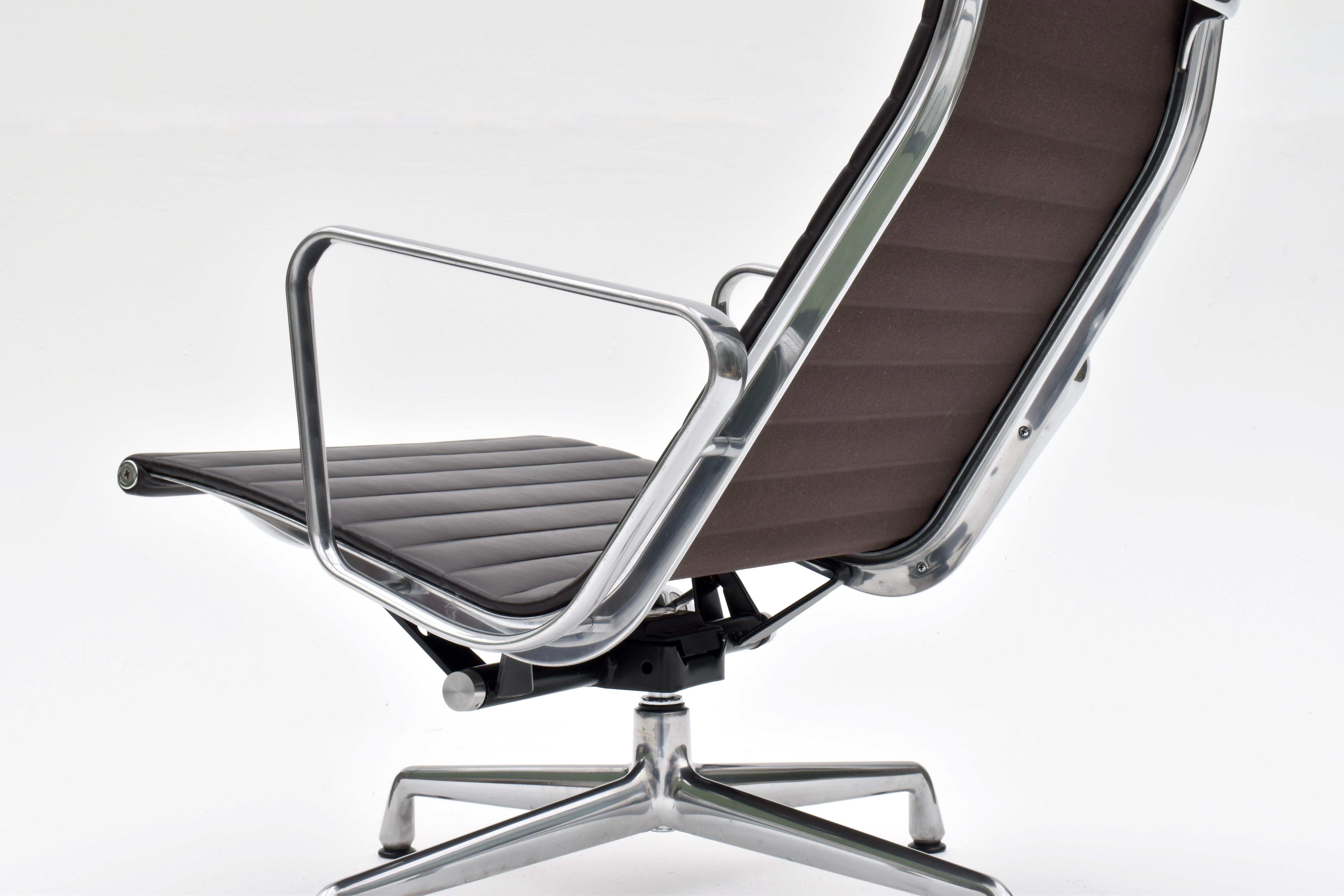 Charles & Ray Eames EA124 Leather Lounge Chair For Vitra For Sale 4
