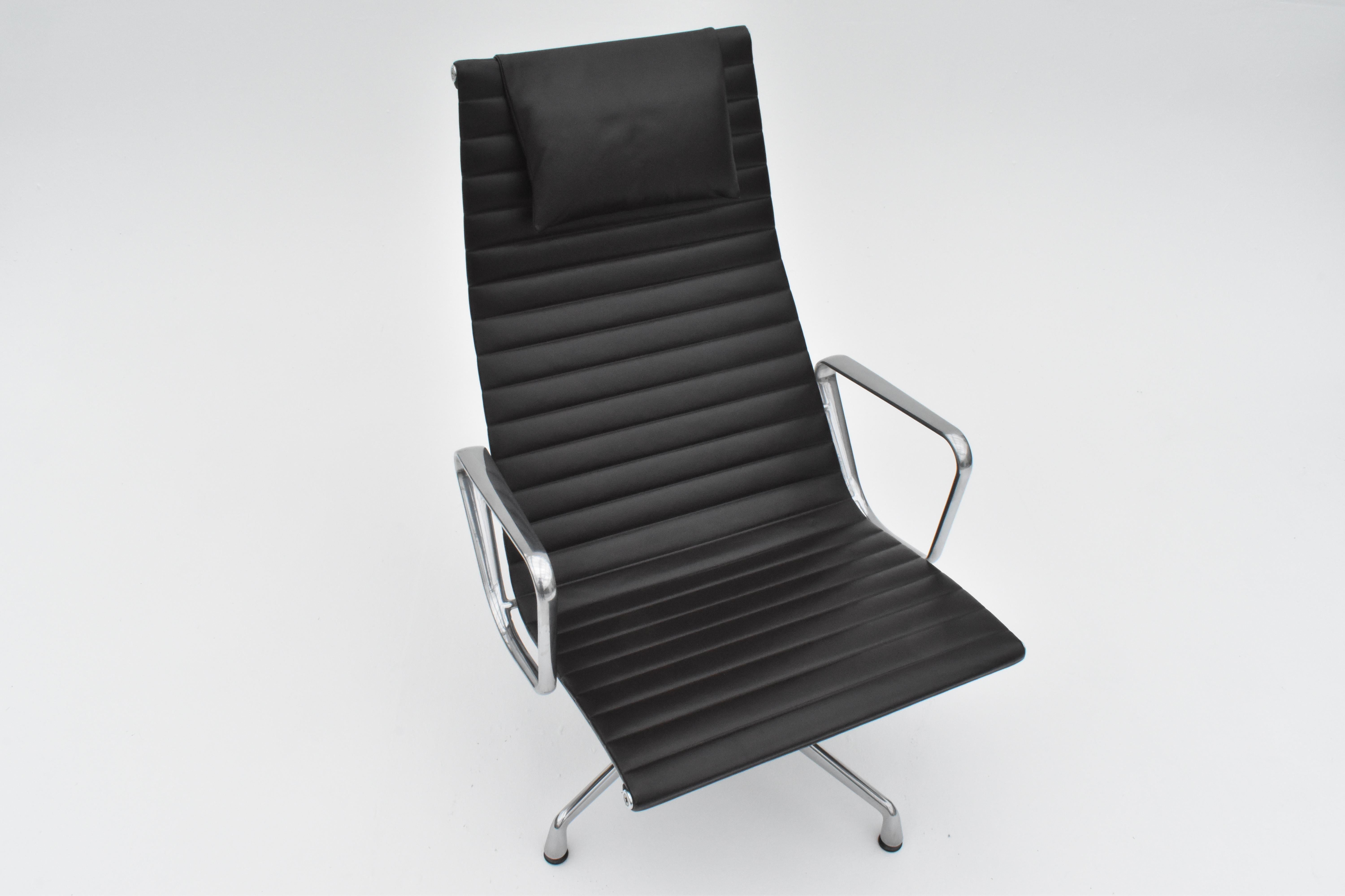 Charles & Ray Eames EA124 Leather Lounge Chair For Vitra For Sale 7