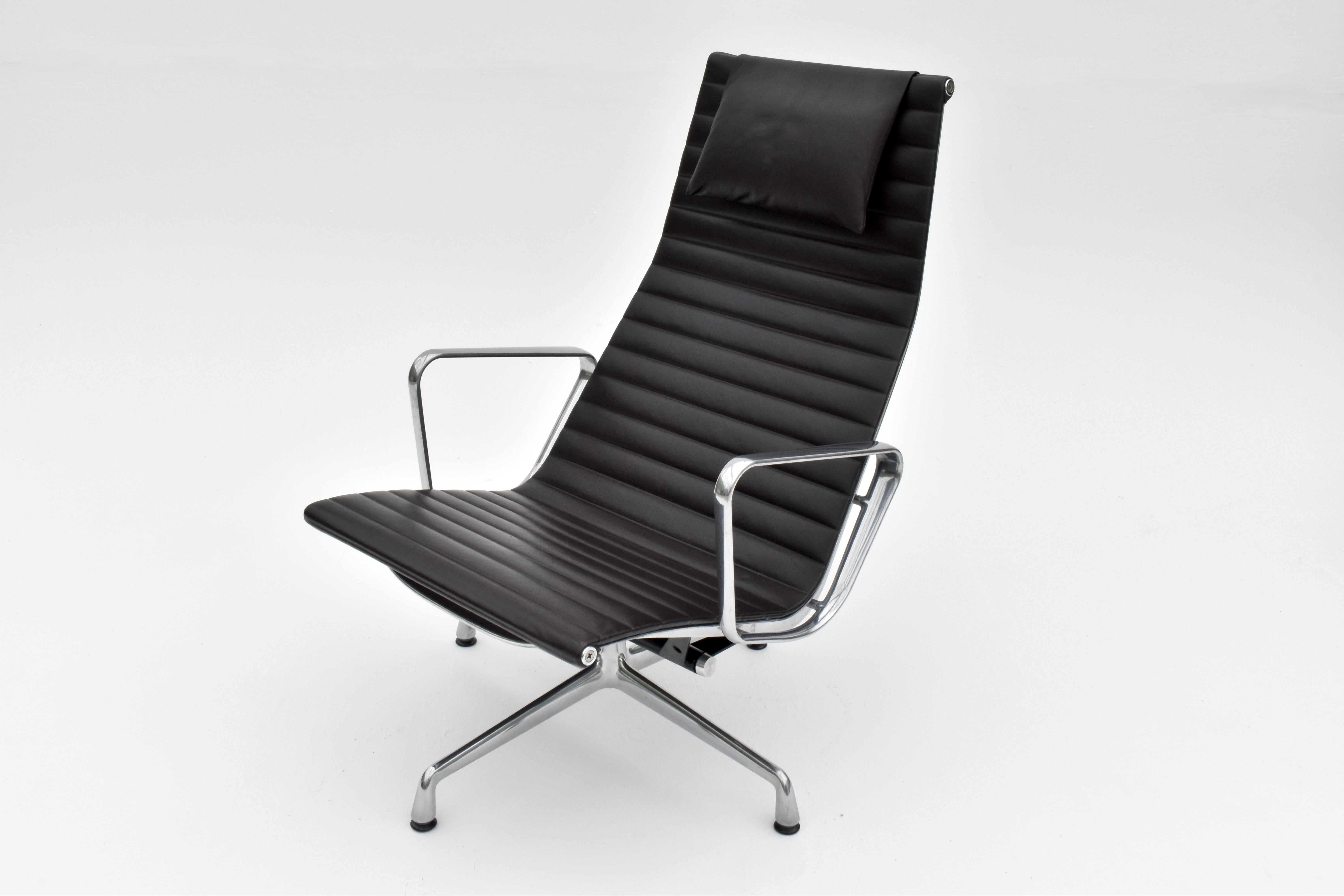 Charles & Ray Eames EA124 Leather Lounge Chair For Vitra For Sale 10