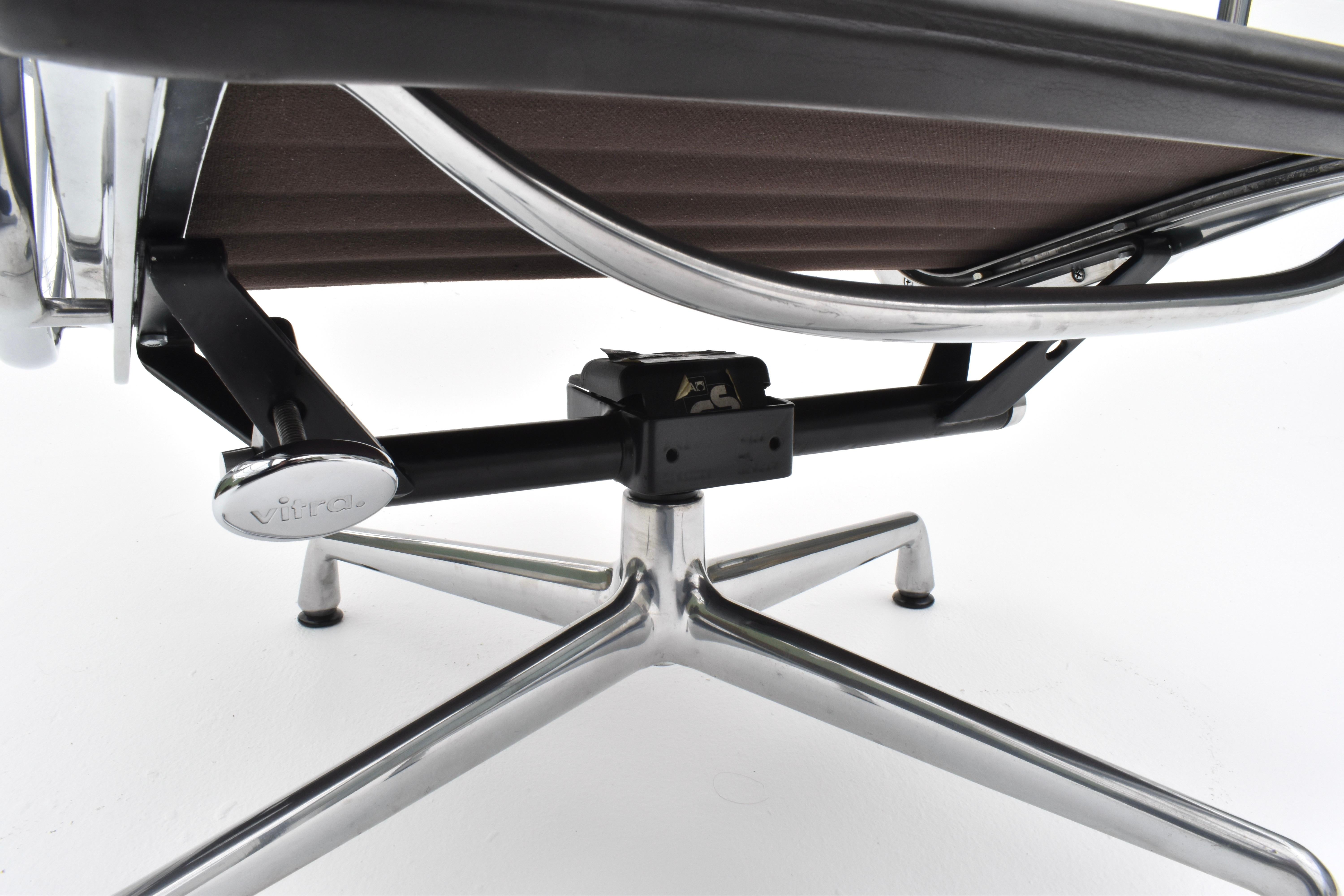 Charles & Ray Eames EA124 Leather Lounge Chair For Vitra For Sale 12