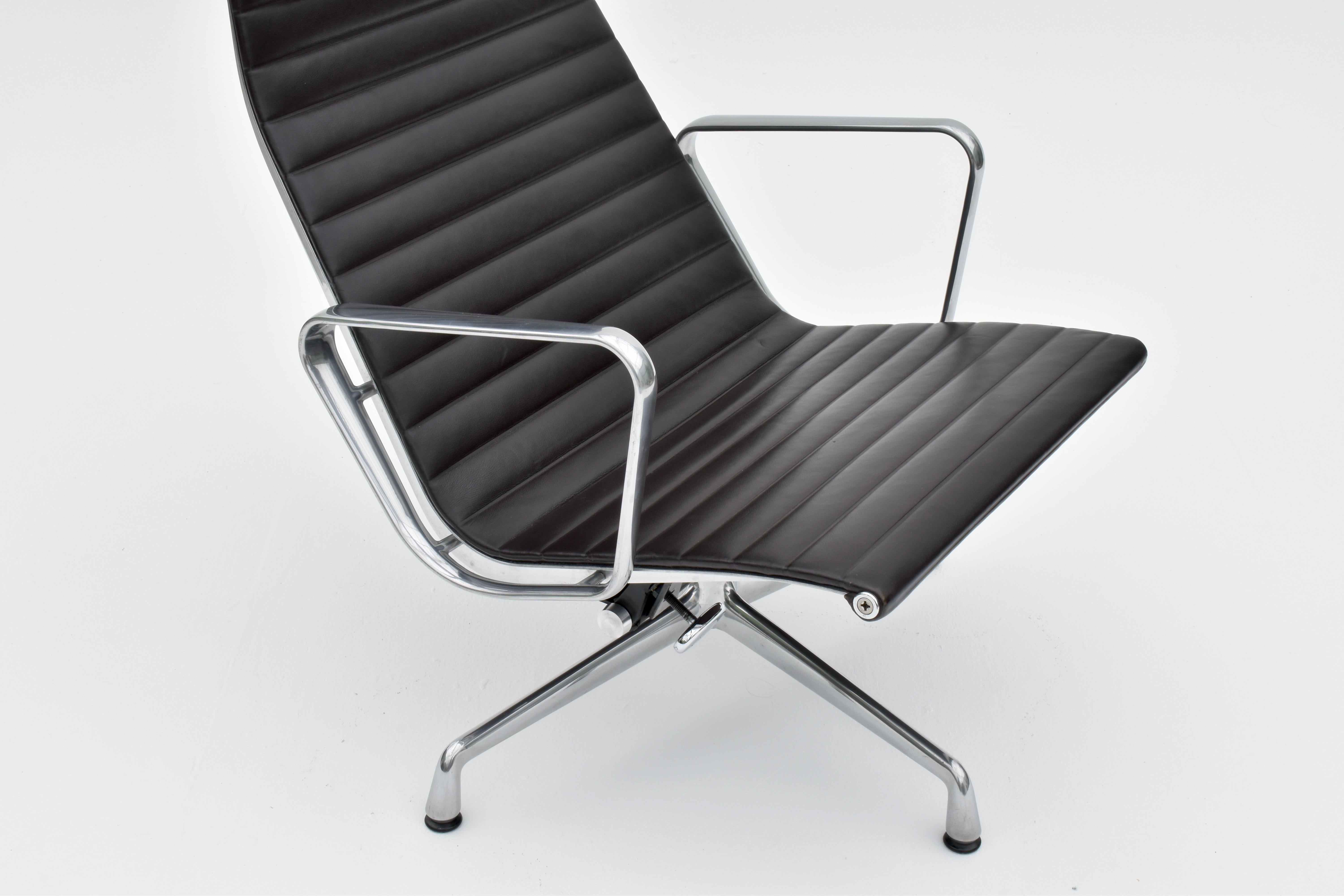 Swiss Charles & Ray Eames EA124 Leather Lounge Chair For Vitra For Sale