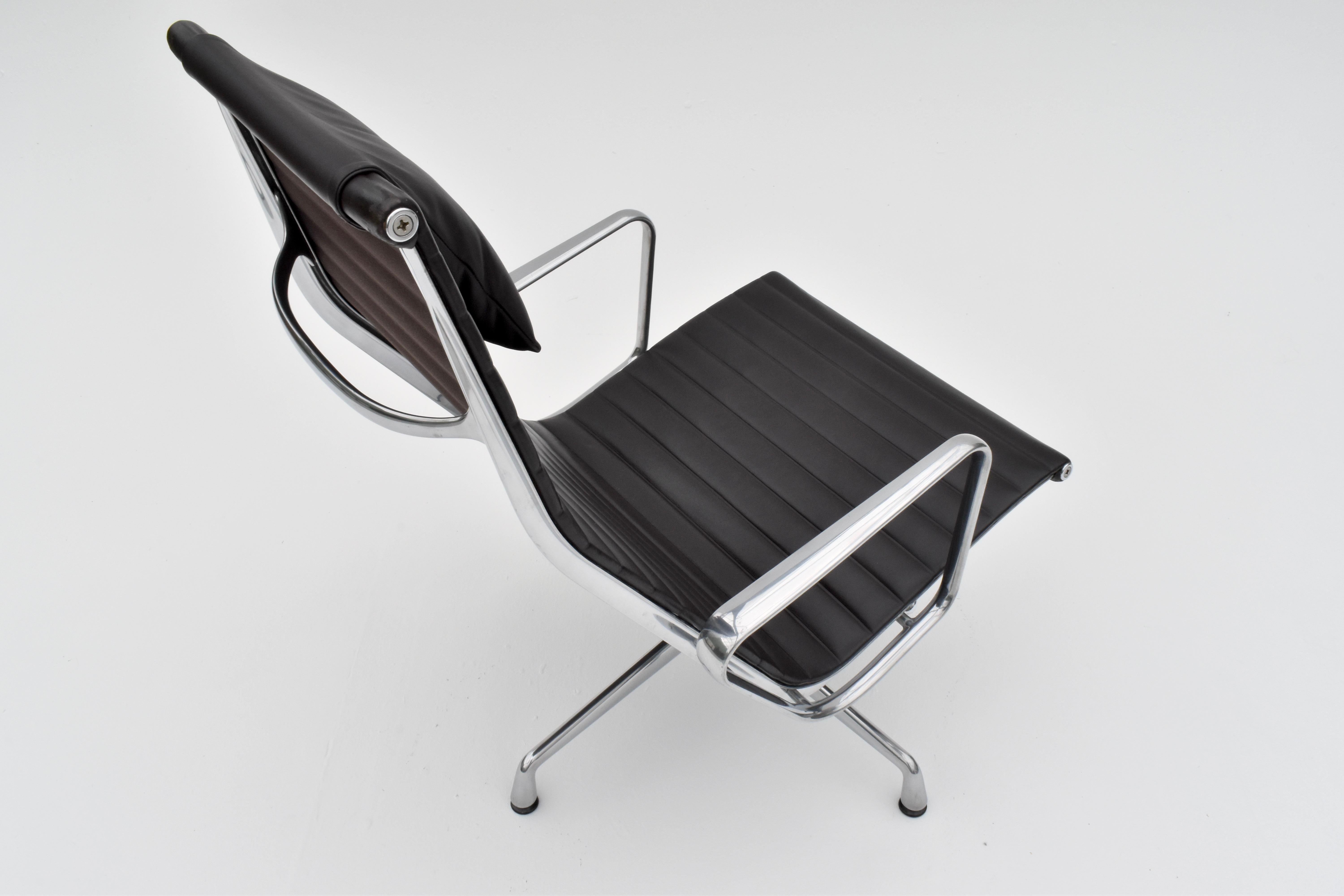 Mid-20th Century Charles & Ray Eames EA124 Leather Lounge Chair For Vitra For Sale