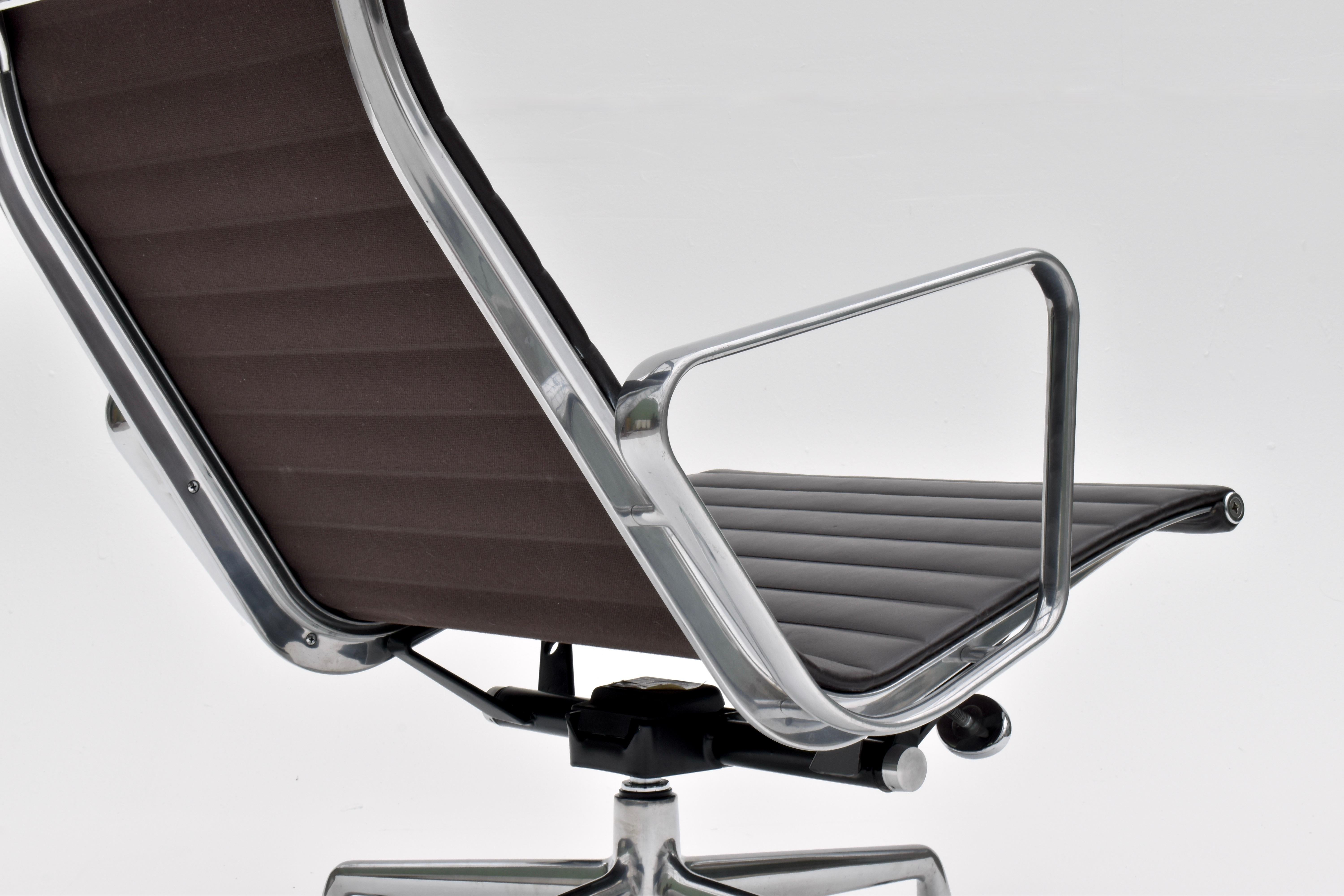 Charles & Ray Eames EA124 Leather Lounge Chair For Vitra For Sale 1