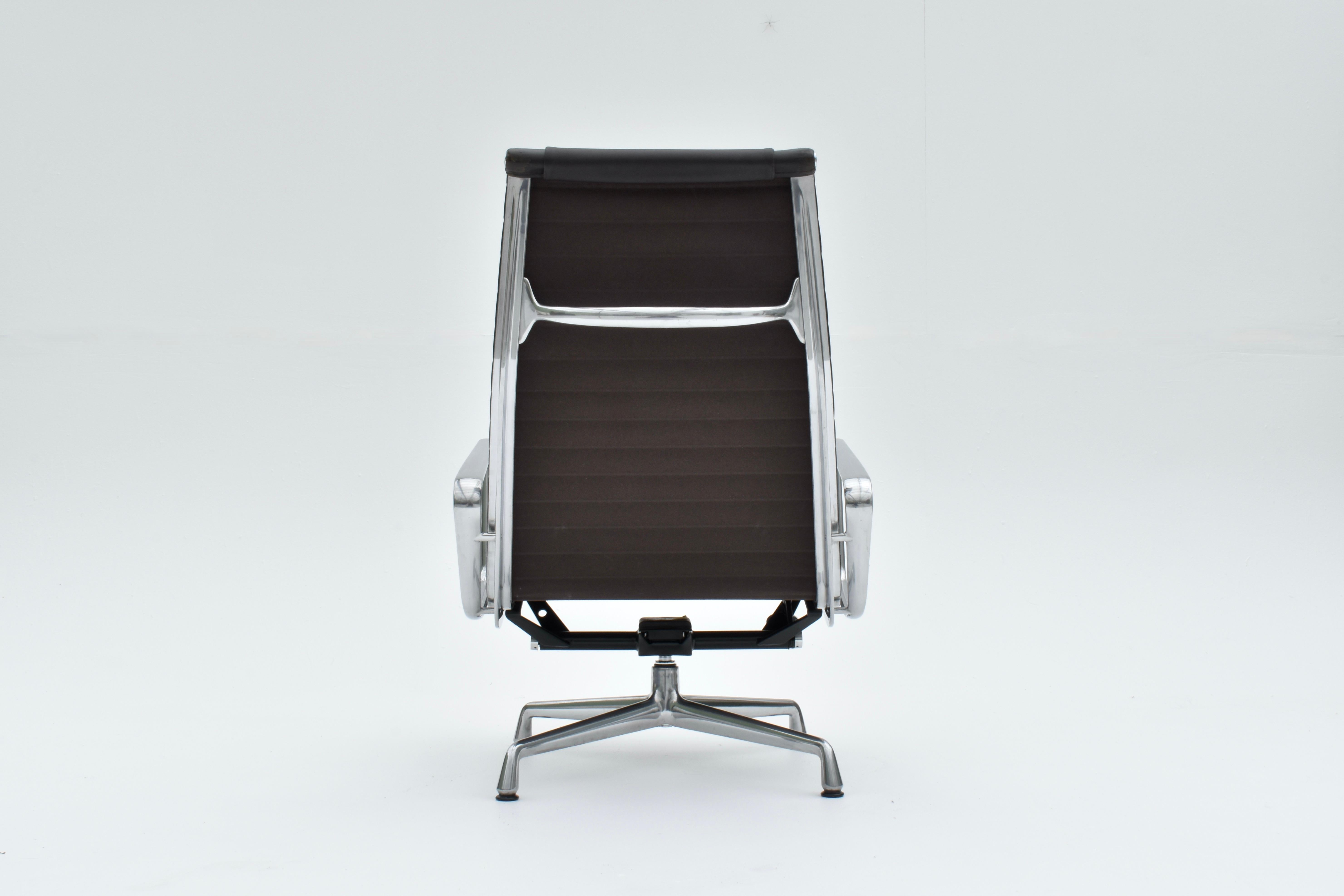 Charles & Ray Eames EA124 Leather Lounge Chair For Vitra For Sale 2