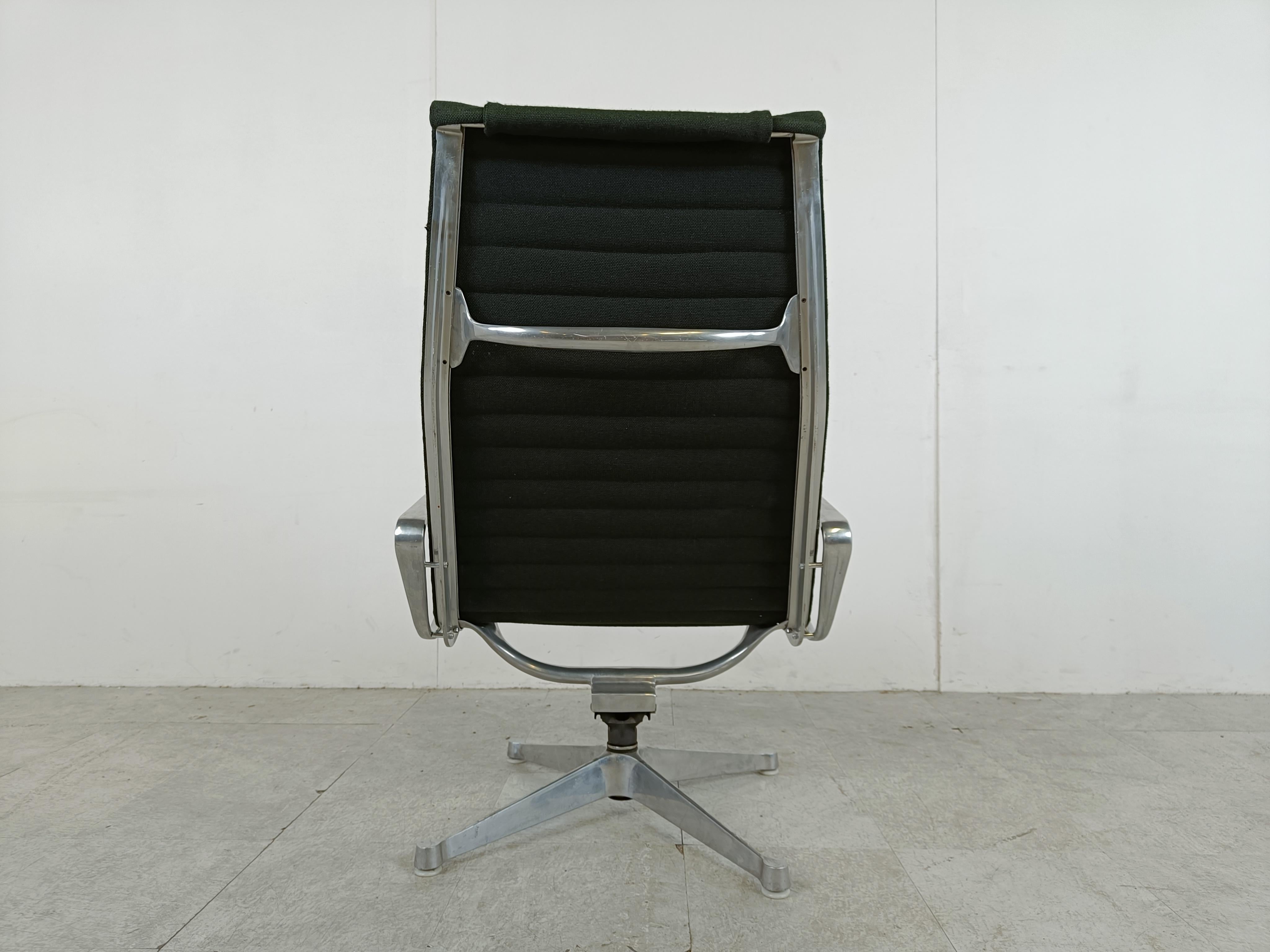 Charles & Ray Eames EA124 Lounge chair in black fabric, 1970s For Sale 3