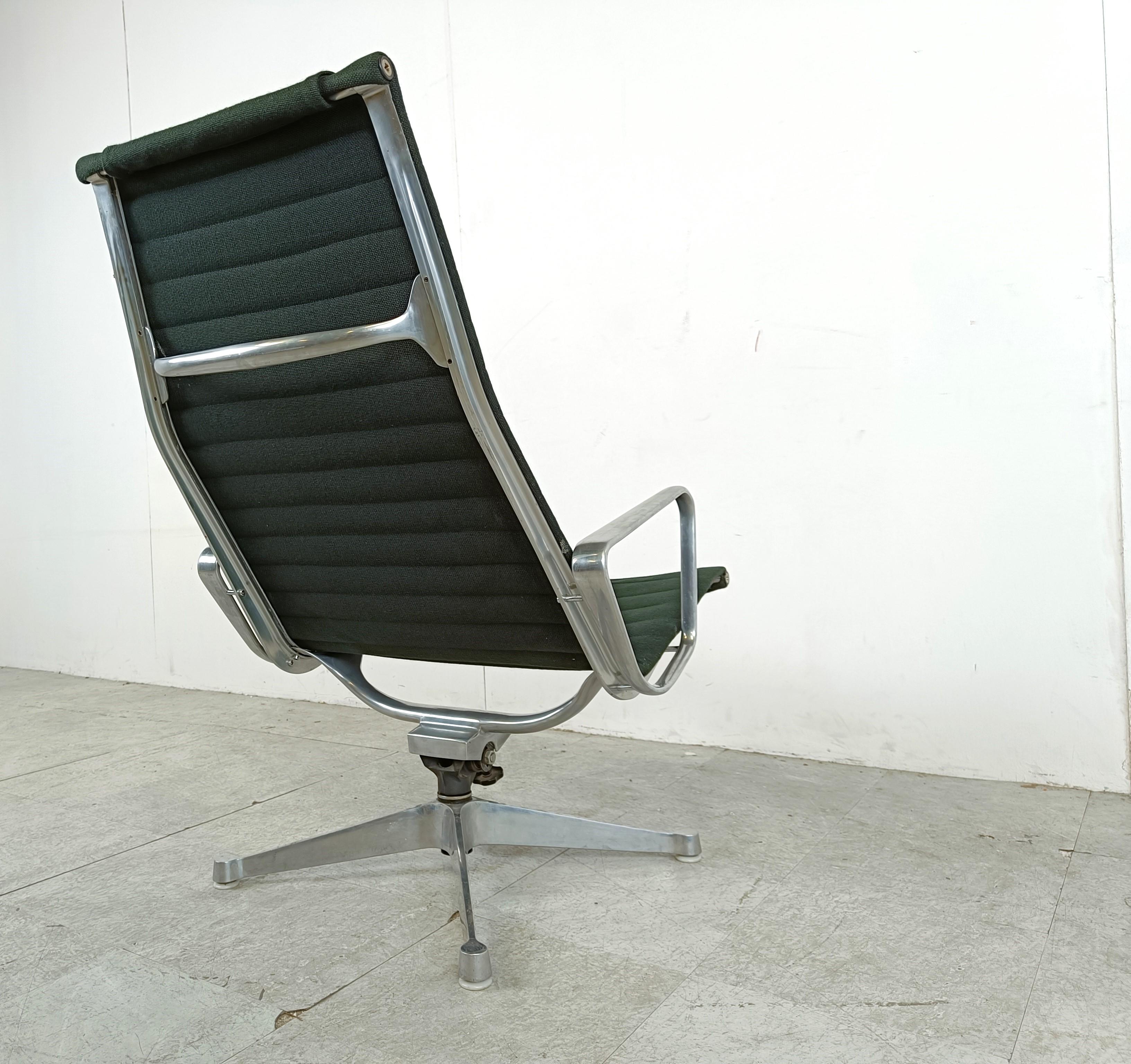 Charles & Ray Eames EA124 Lounge chair in black fabric, 1970s For Sale 4