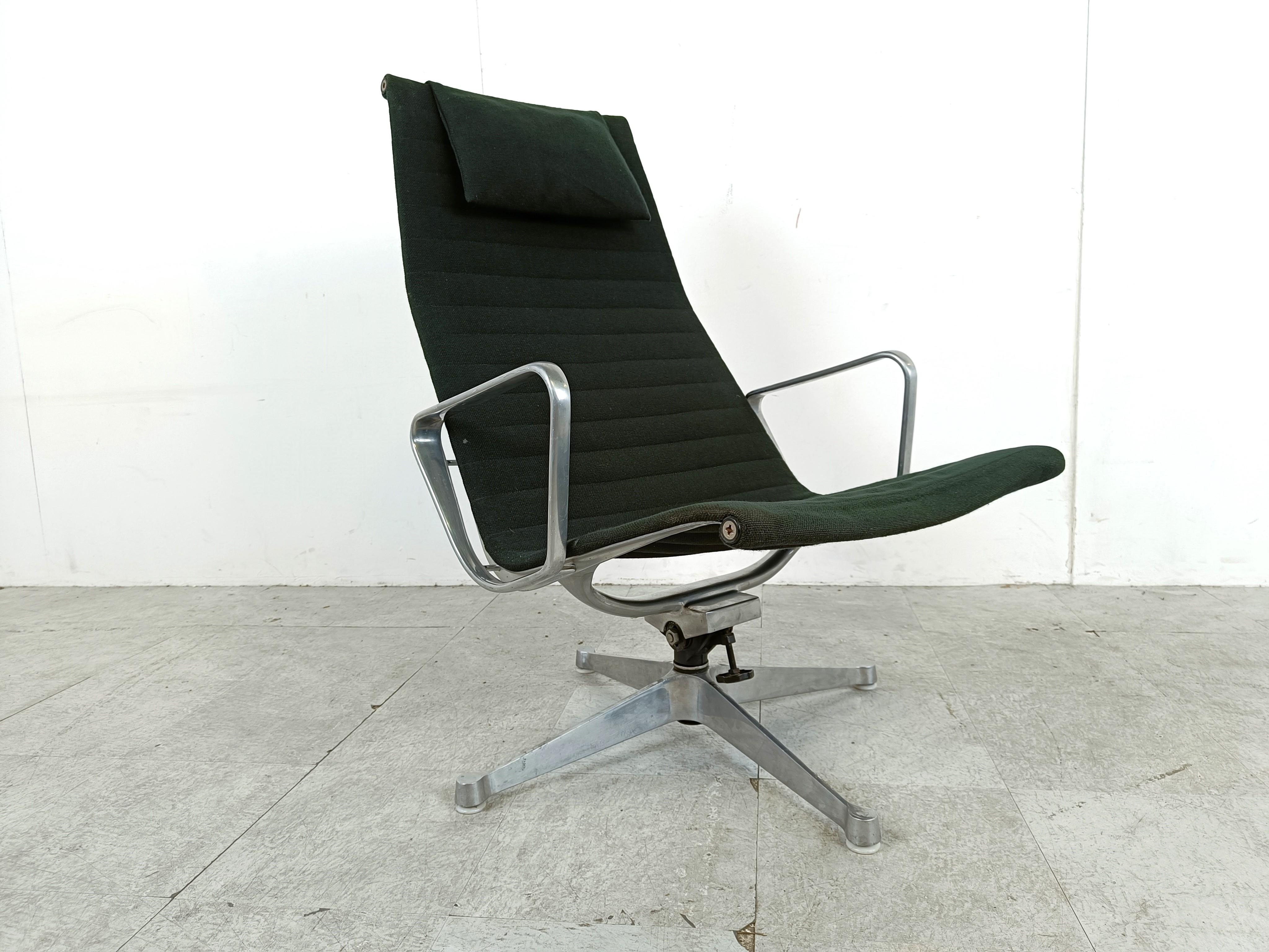 Elegante e intramontabile sedia girevole Eames EA124.

La sedia  è rivestita con il tessuto nero originale.

La sedia è dotata di un meccanismo di inclinazione per il massimo comfort ed è girevole.

Buone condizioni generali

Etichetta