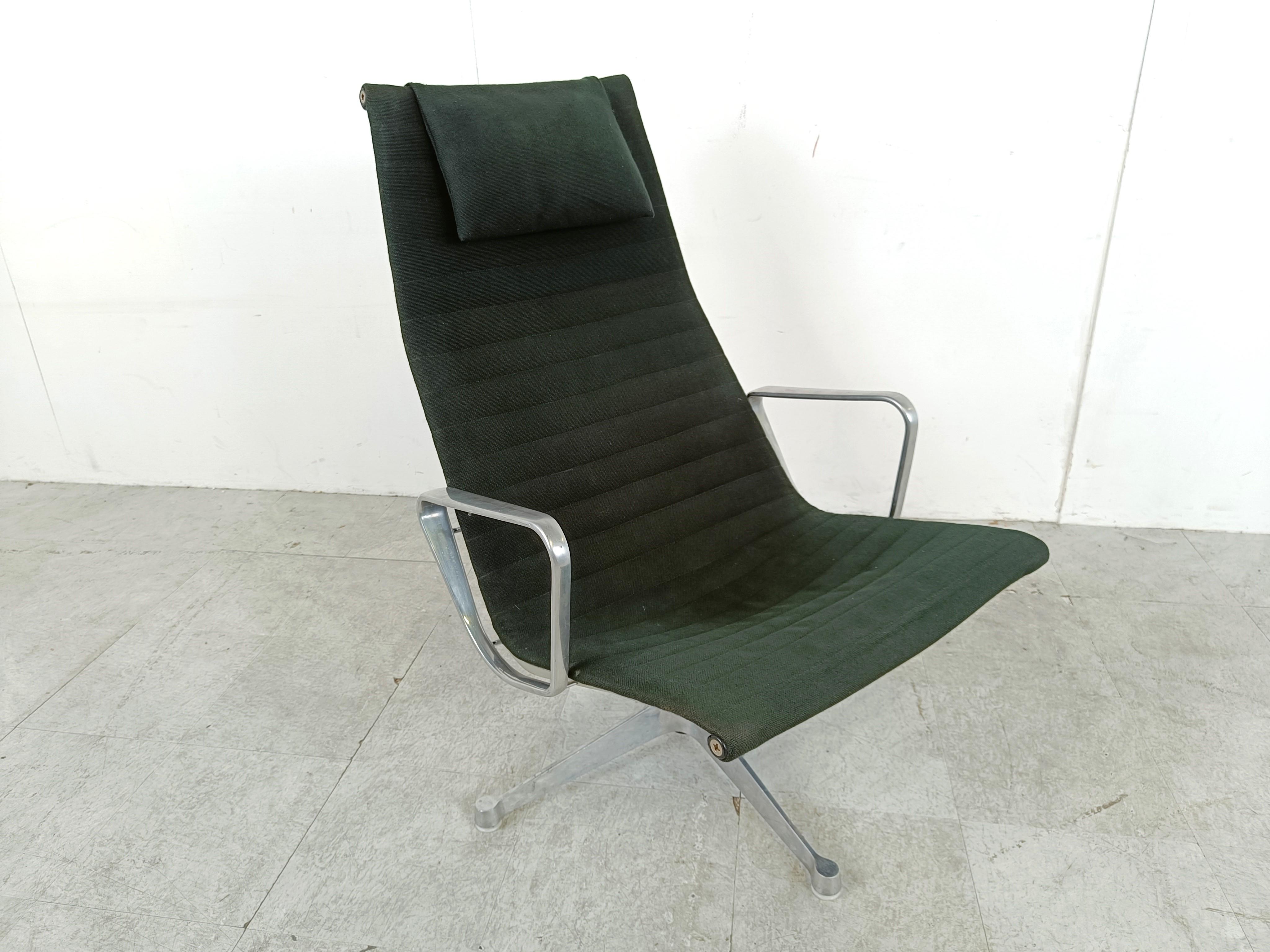 Mid-Century Modern Charles and Ray Eames EA124 Chaise longue en tissu noir, années 1970 en vente