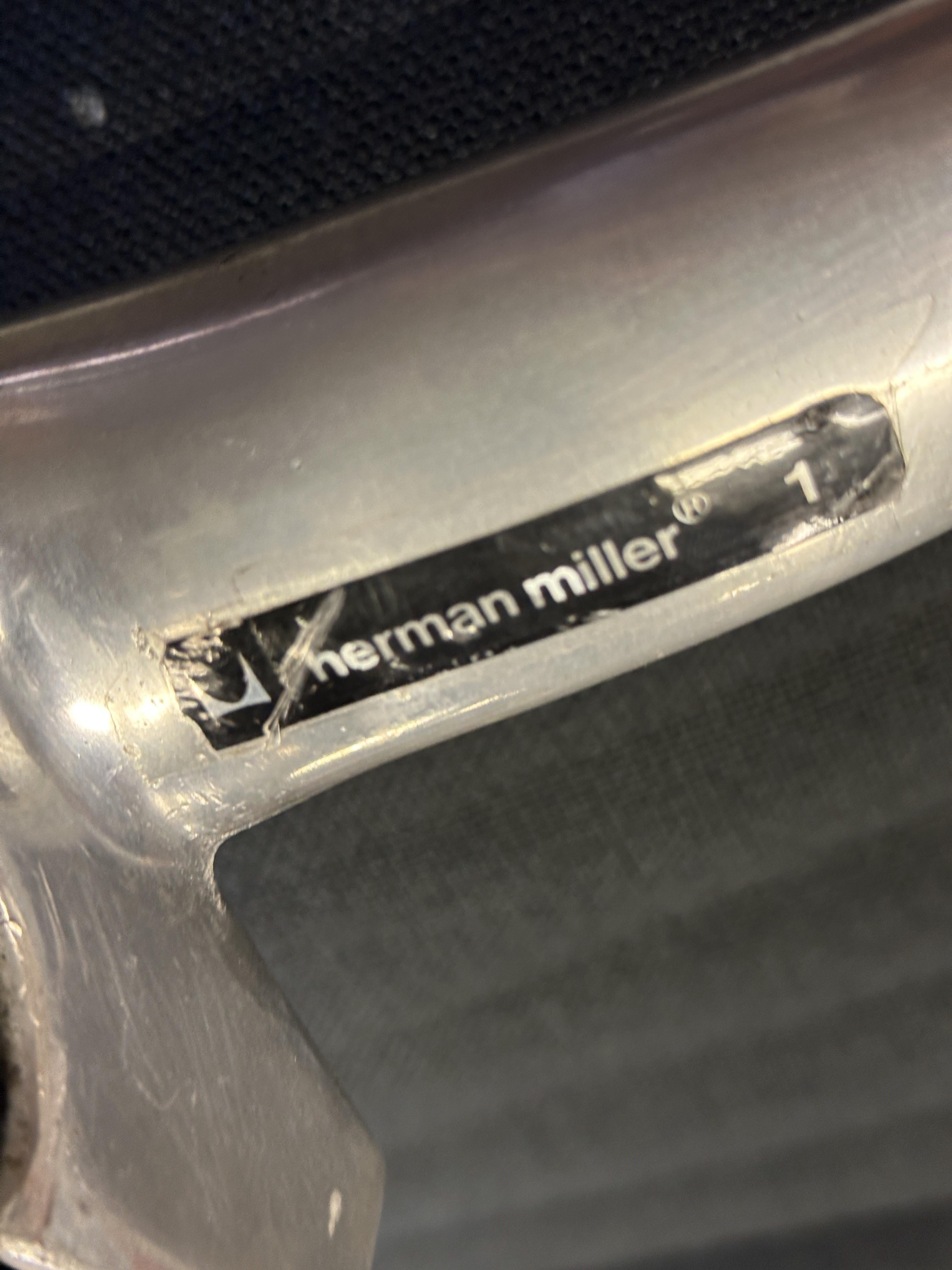 Mid-Century moderno Charles and Ray Eames EA124 Sedia da salotto in tessuto nero, anni '70 in vendita