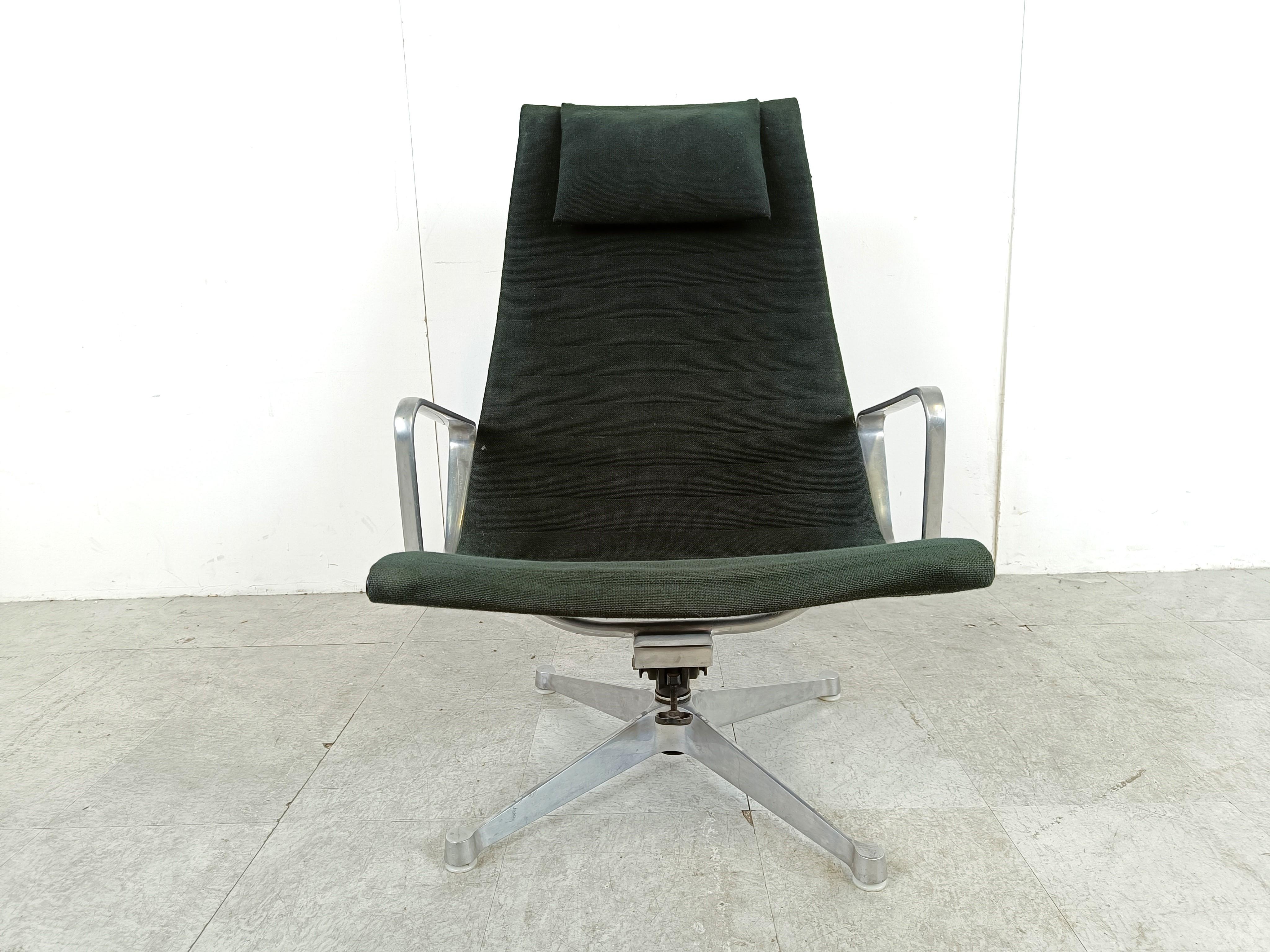 Charles & Ray Eames EA124 Lounge chair in black fabric, 1970s In Good Condition For Sale In HEVERLEE, BE