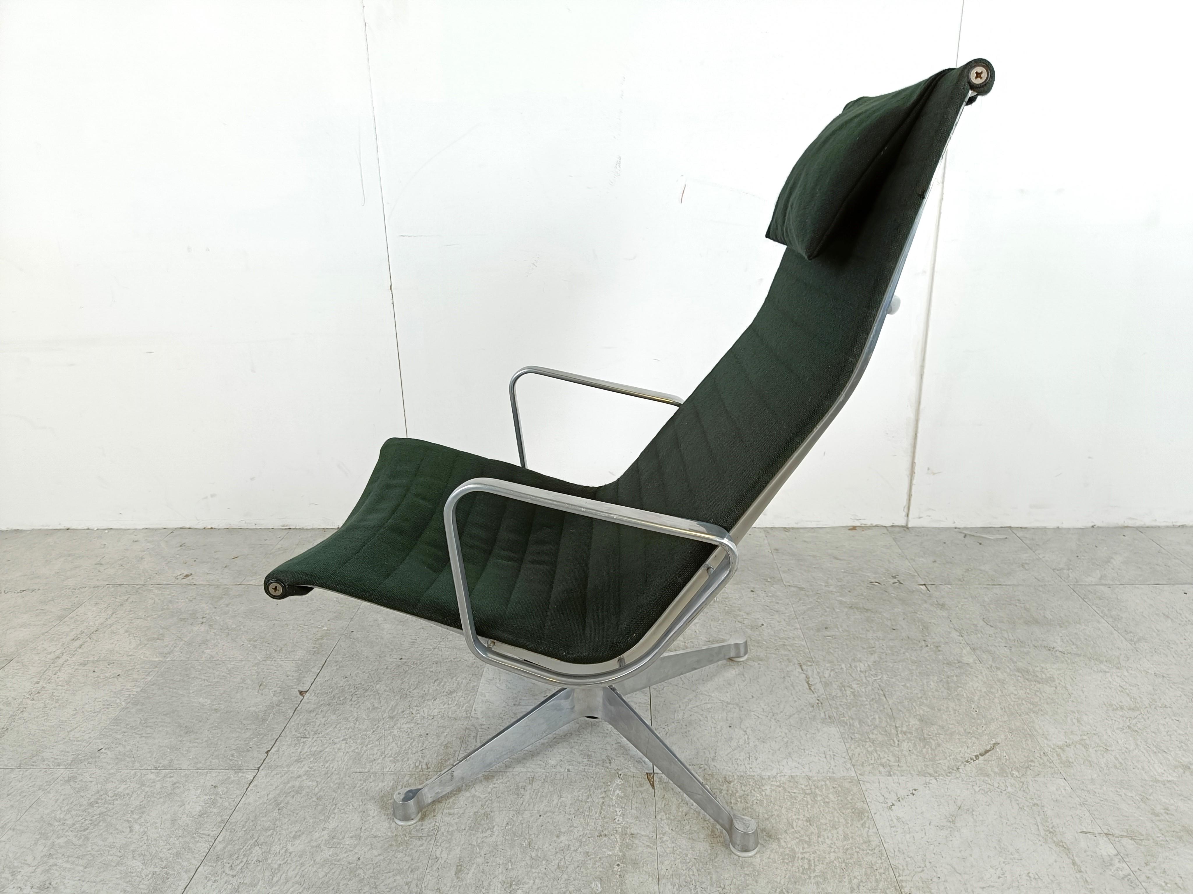 Aluminum Charles & Ray Eames EA124 Lounge chair in black fabric, 1970s For Sale