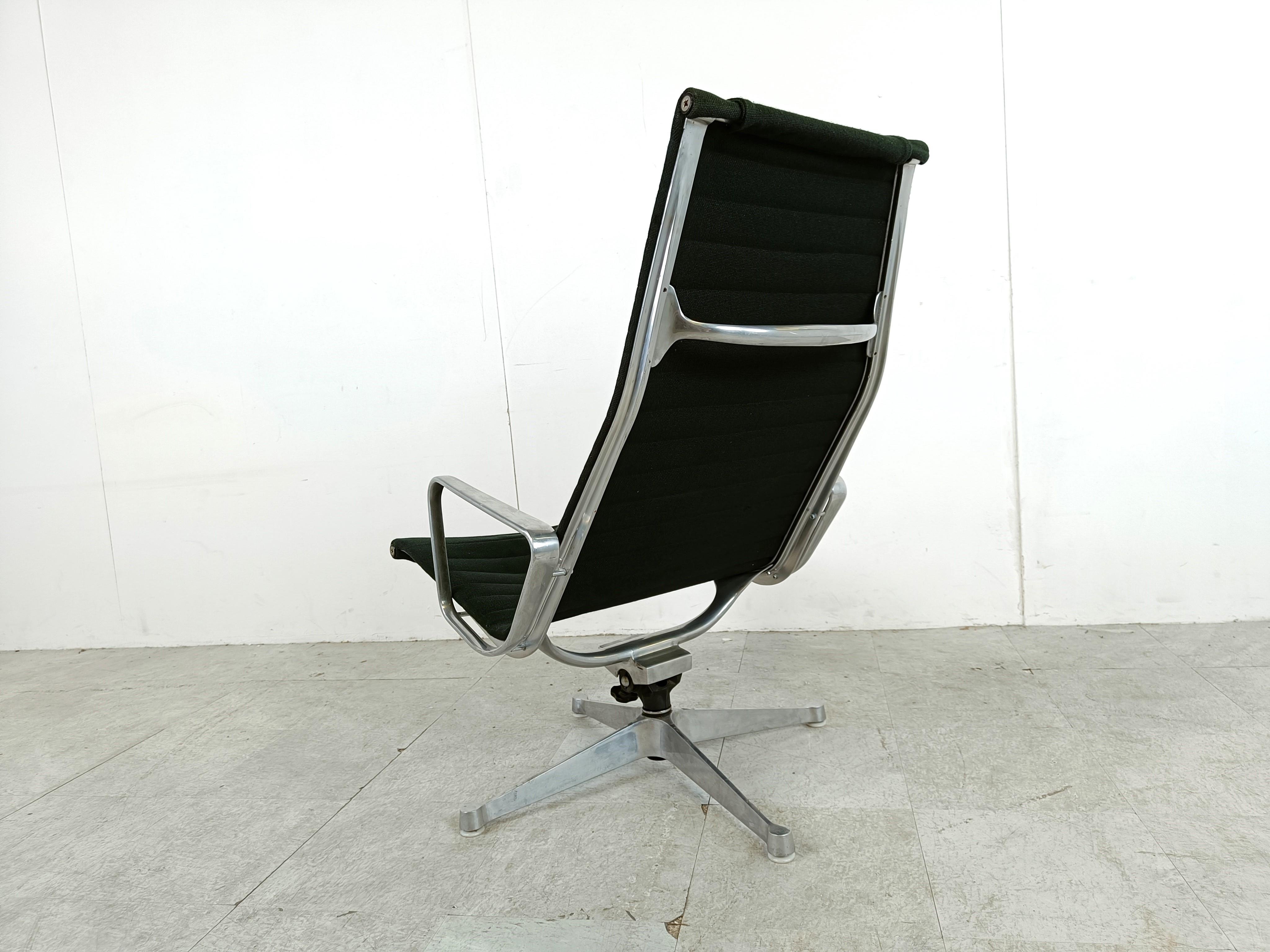 Charles & Ray Eames EA124 Lounge chair in black fabric, 1970s For Sale 1