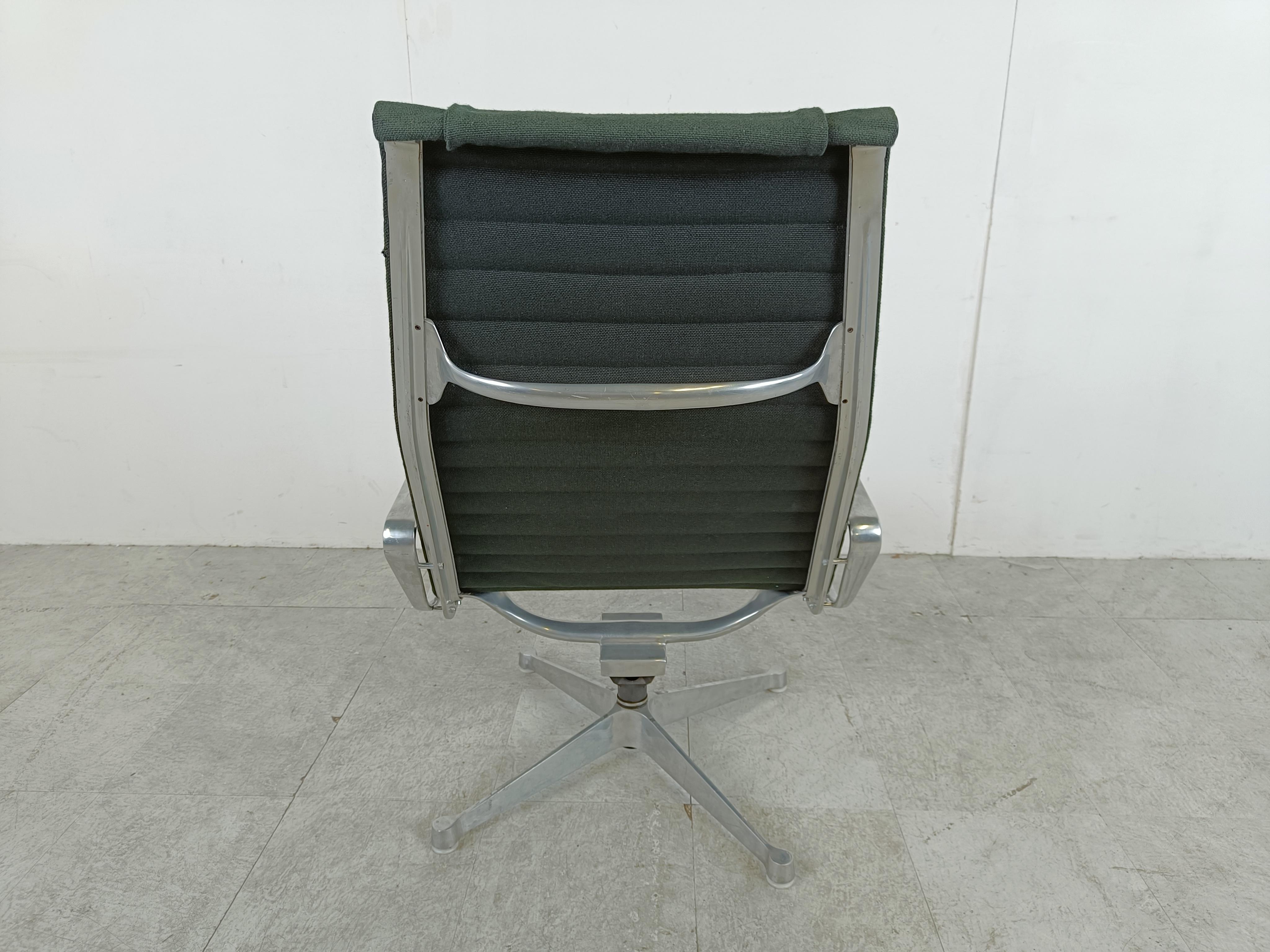 Charles & Ray Eames EA124 Lounge chair in black fabric, 1970s For Sale 2