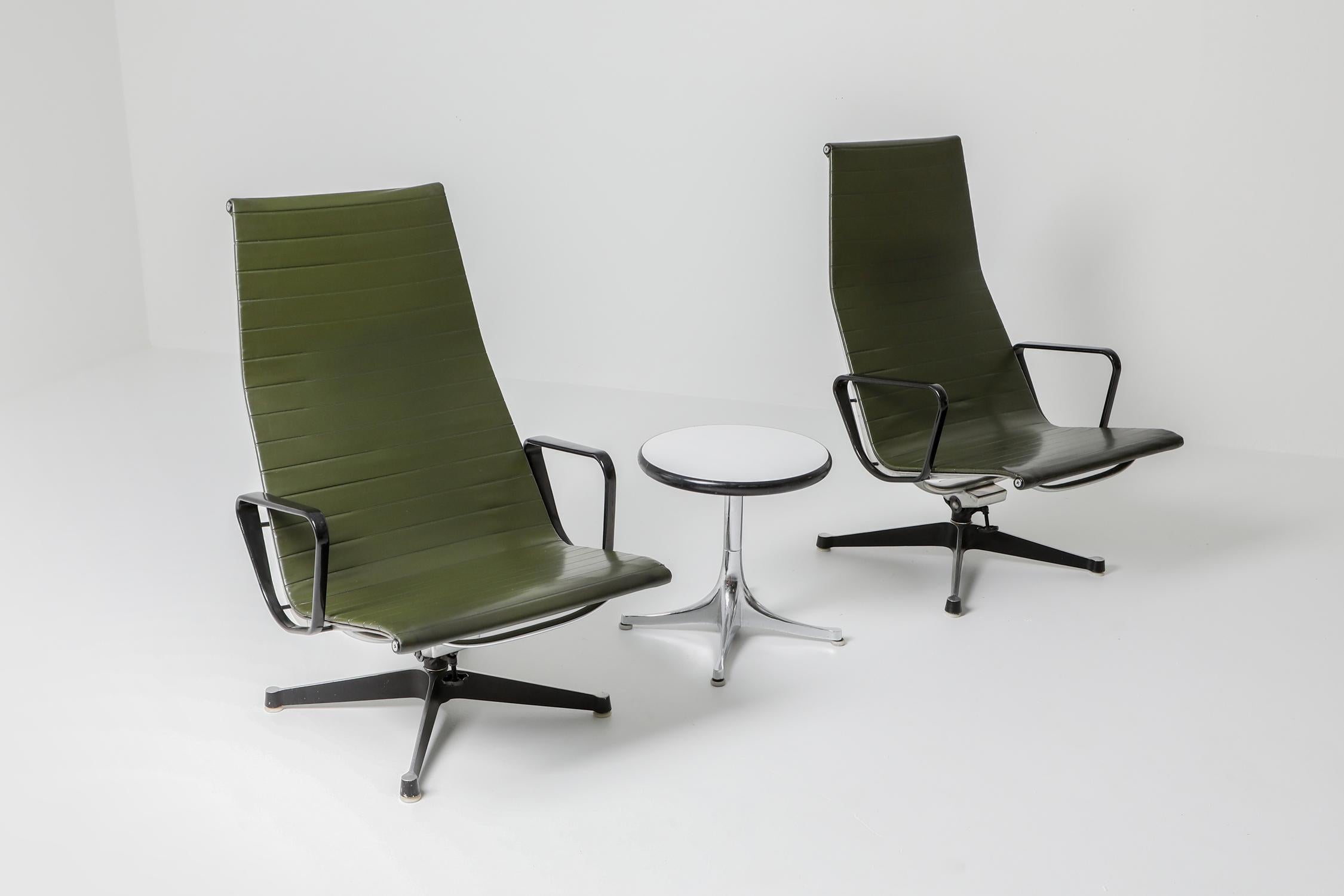 Mid-Century Modern mad men style set of two swivel lounge chairs by Charles and Ray Eames, produced by Herman Miller, USA, 1950s. A modern Classic with high backrest and adjustable tilt mechanism that offer optimal comfort. The original green