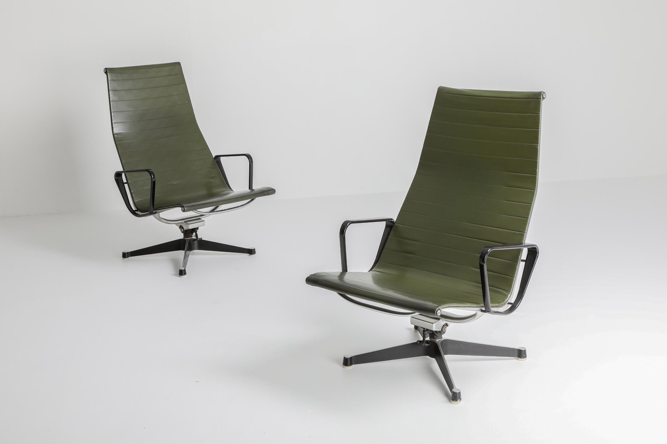 Charles & Ray Eames EA124 Lounge Chairs in Green Leather by Herman Miller In Good Condition In Antwerp, BE