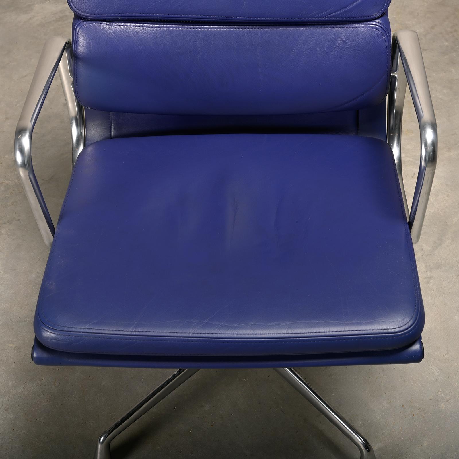 Charles & Ray Eames EA208 Chair in polished aluminum and Indigo blue leather 3