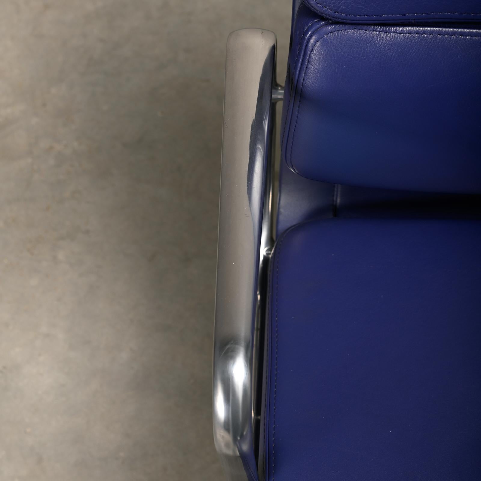 Charles & Ray Eames EA208 Chair in polished aluminum and Indigo blue leather 4