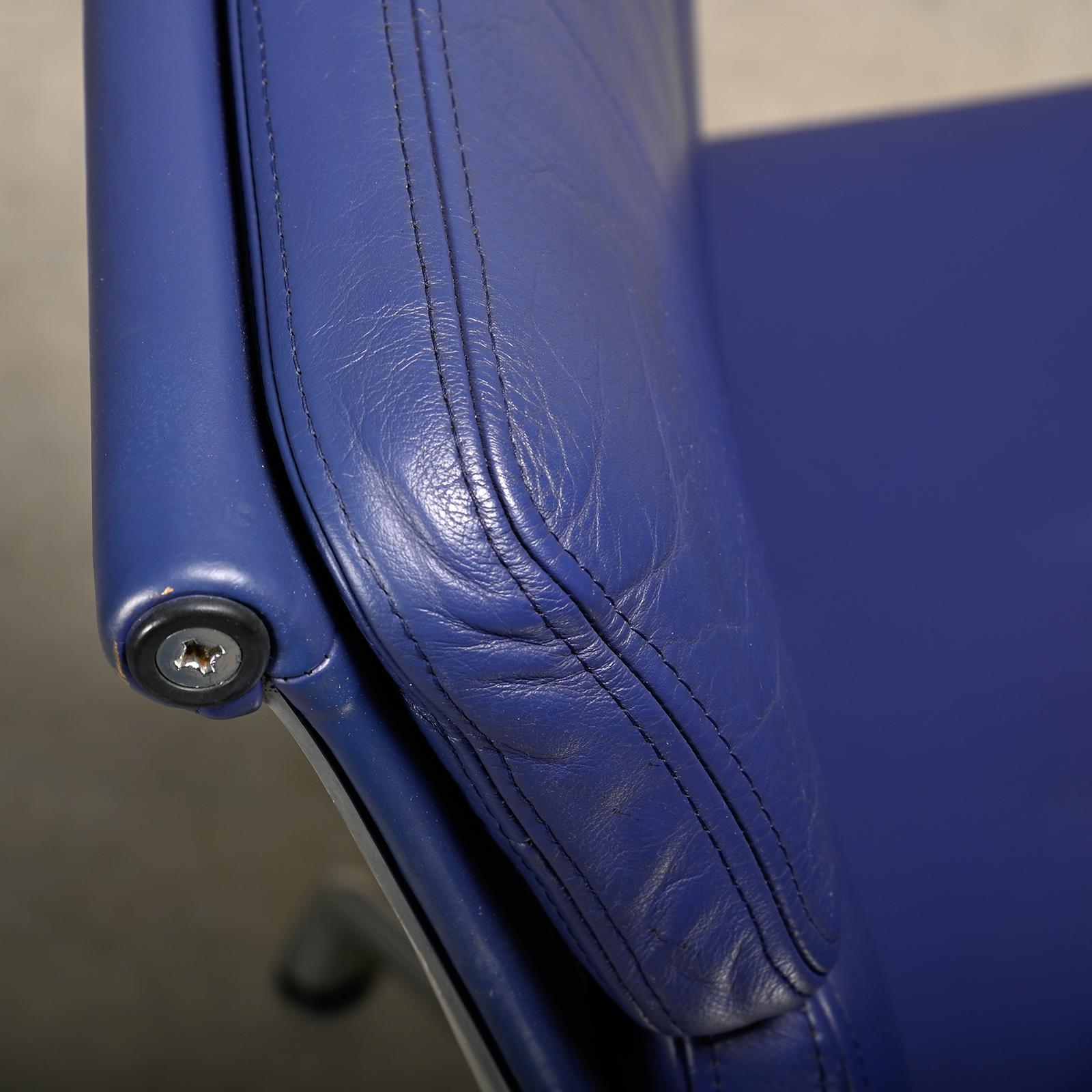 Charles & Ray Eames EA208 Chair in polished aluminum and Indigo blue leather 5