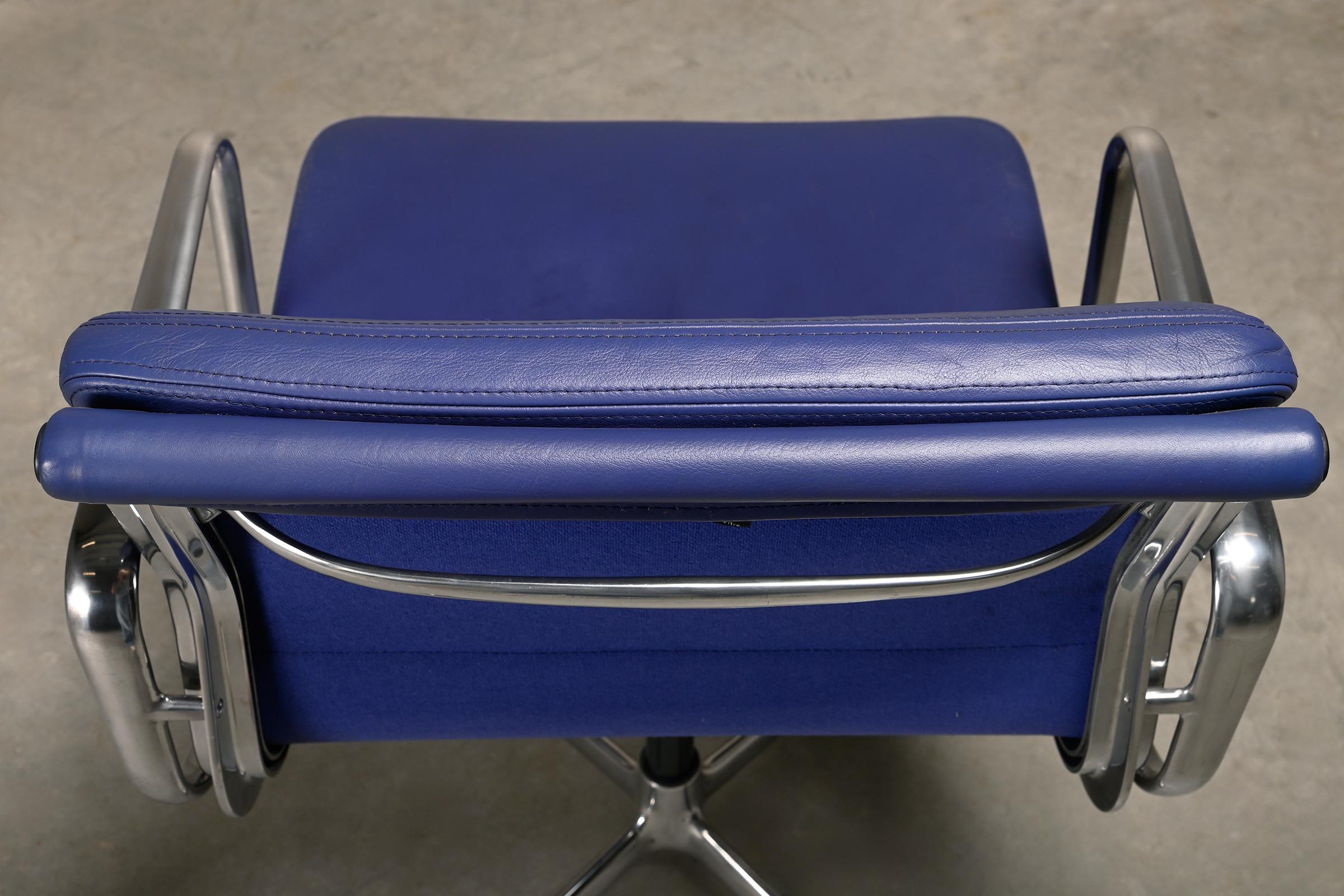 Charles & Ray Eames EA208 Chair in polished aluminum and Indigo blue leather 6