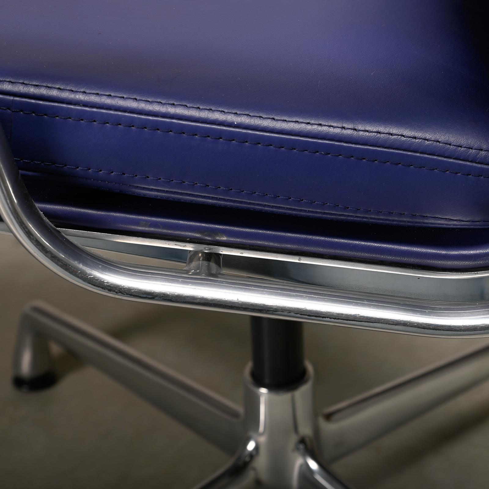 Charles & Ray Eames EA208 Chair in polished aluminum and Indigo blue leather 10