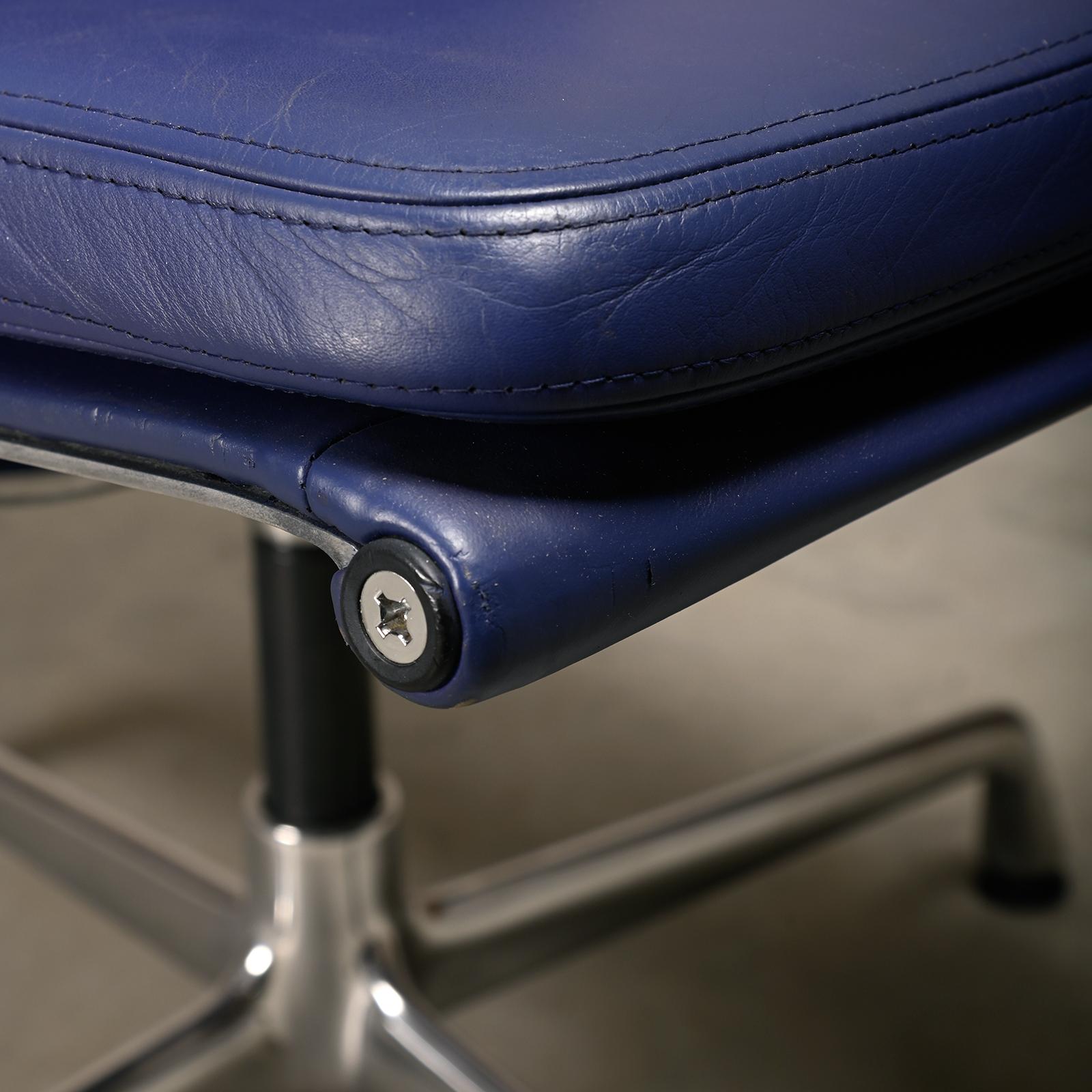 Charles & Ray Eames EA208 Chair in polished aluminum and Indigo blue leather 11