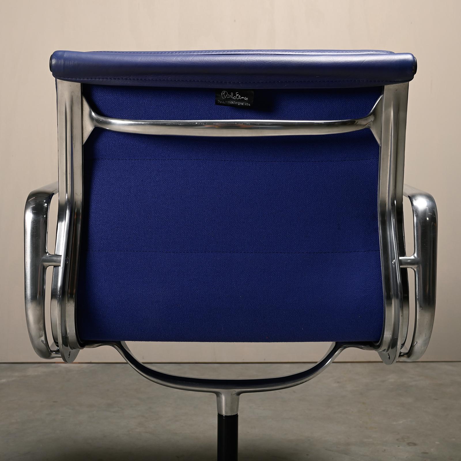 Charles & Ray Eames EA208 Chair in polished aluminum and Indigo blue leather 12
