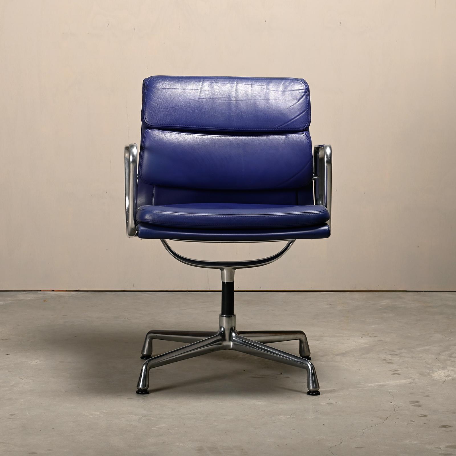 Dining or conference EA208 Soft Pad Chair belonging to the iconic Aluminium Series designed by Charles & Ray Eames for Herman Miller (US) / Vitra (EU). Exceptional comfort is guaranteed with the cushions in leather and swivel mechanism seats.