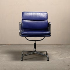 Chaise Charles & Ray Eames EA208 en aluminium poli et cuir bleu indigo