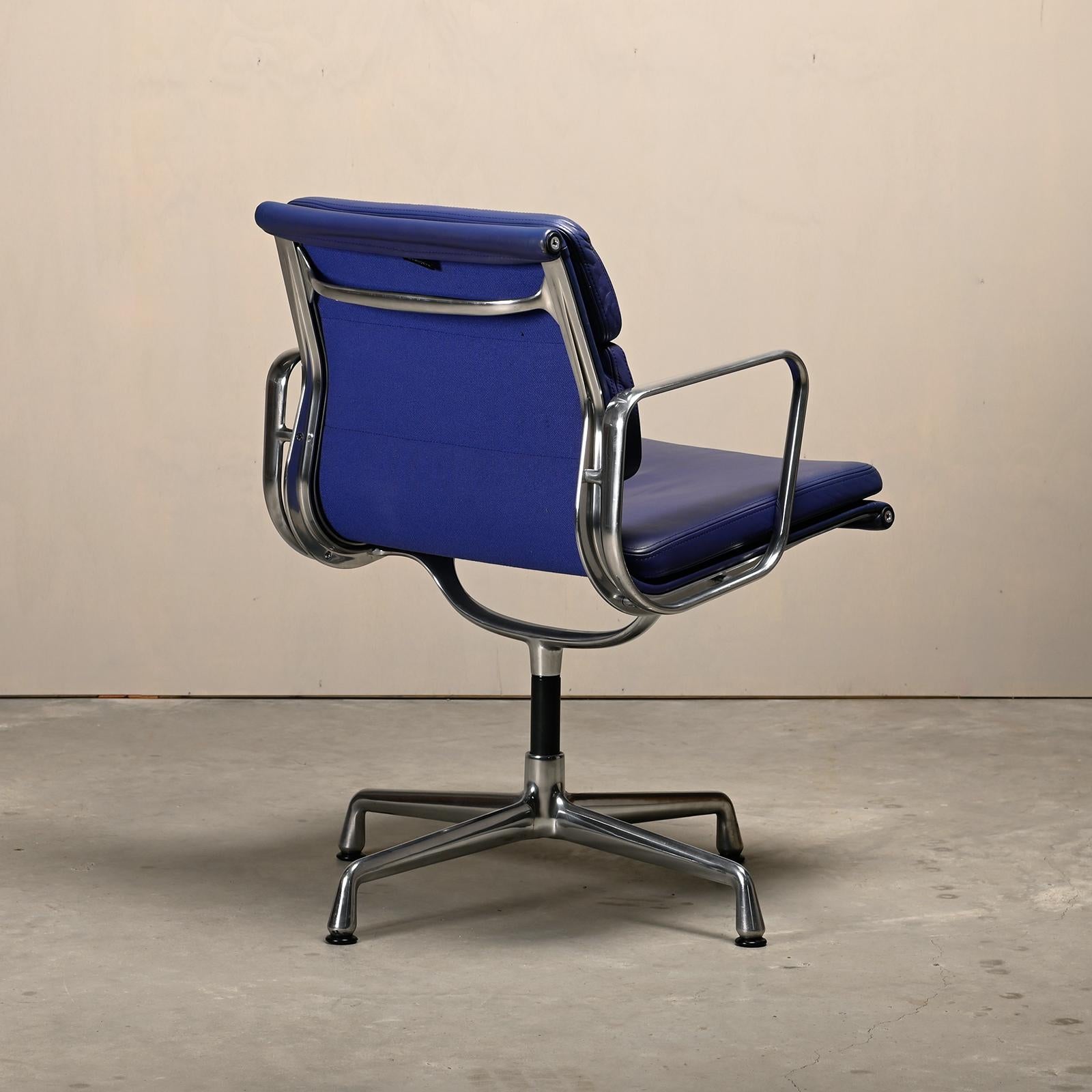 German Charles & Ray Eames EA208 Chair in polished aluminum and Indigo blue leather