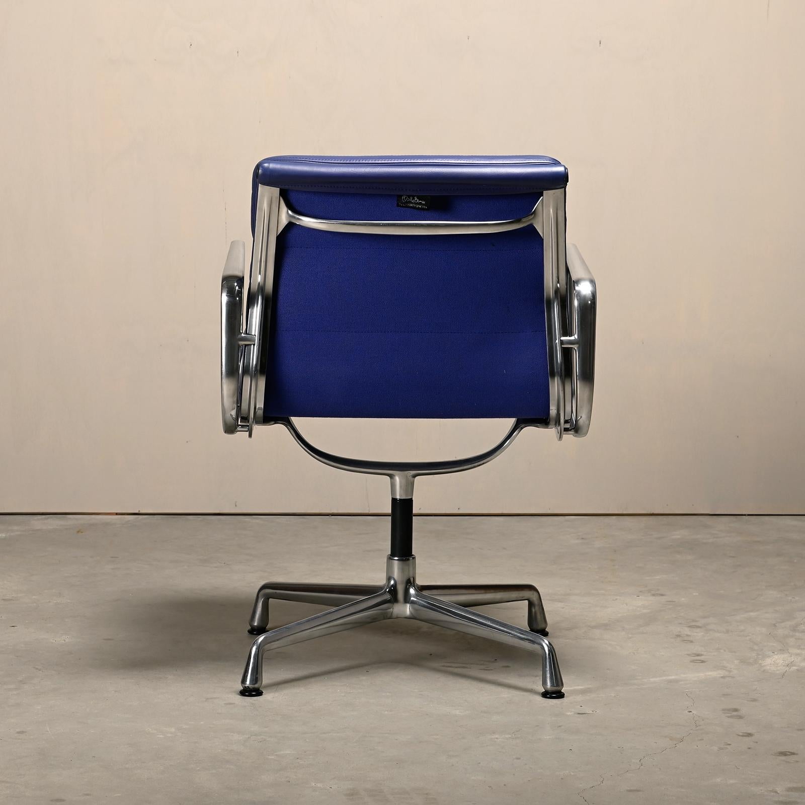 Charles & Ray Eames EA208 Chair in polished aluminum and Indigo blue leather In Good Condition In Amsterdam, NL
