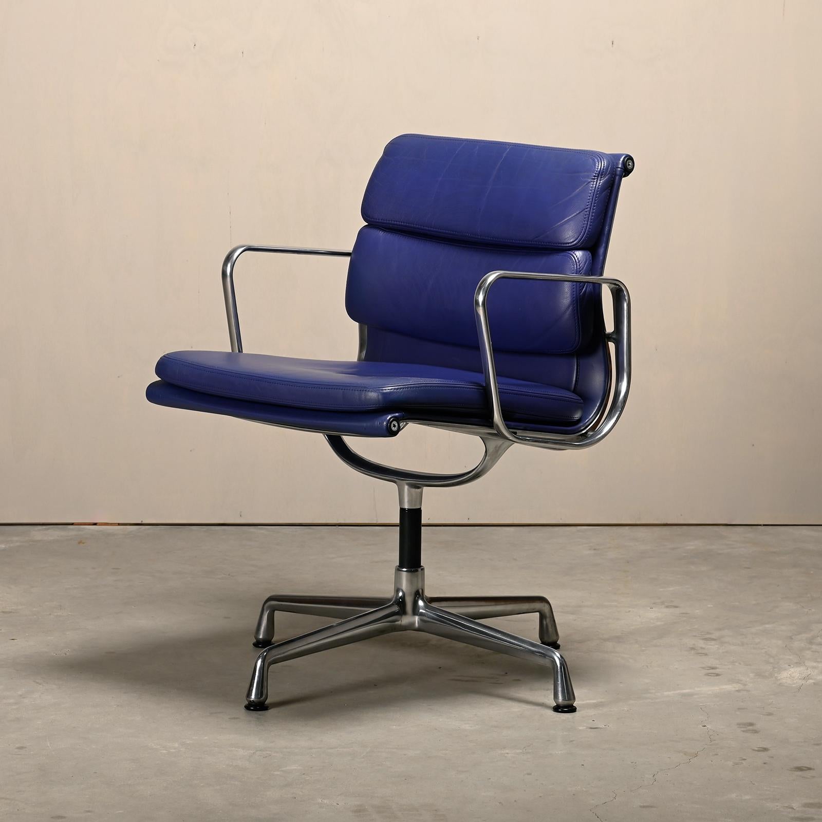 Charles & Ray Eames EA208 Chair in polished aluminum and Indigo blue leather 1