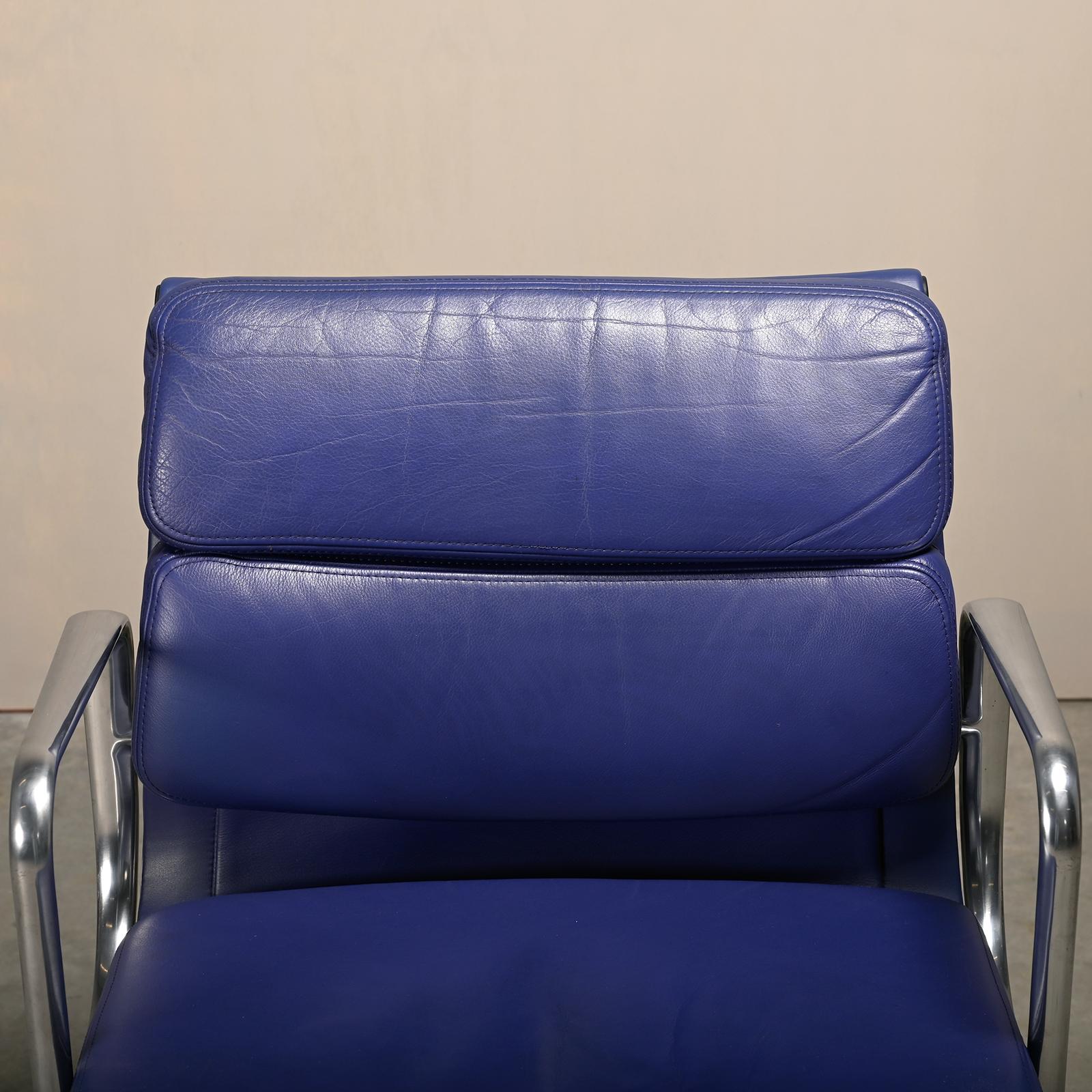 Charles & Ray Eames EA208 Chair in polished aluminum and Indigo blue leather 2