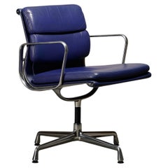 Charles & Ray Eames EA208 Stuhl aus poliertem Aluminium und in Indigoblauem Leder