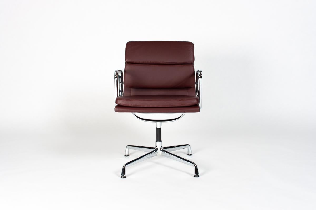 Comfortable EA208 conference or dining chairs belonging to the famous Aluminum Series designed by Charles & Ray Eames for Herman Miller (US) / Vitra (EU). Exceptional comfort is guaranteed with the soft cushions in premium leather and swivel