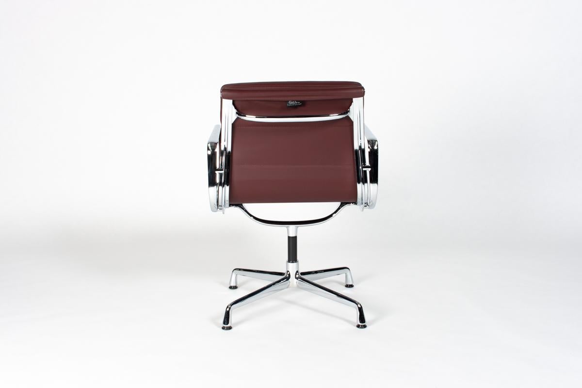 Charles & Ray Eames EA208 Conference and Dining Chair Aubergine Leather, Vitra In Good Condition In Amsterdam, NL