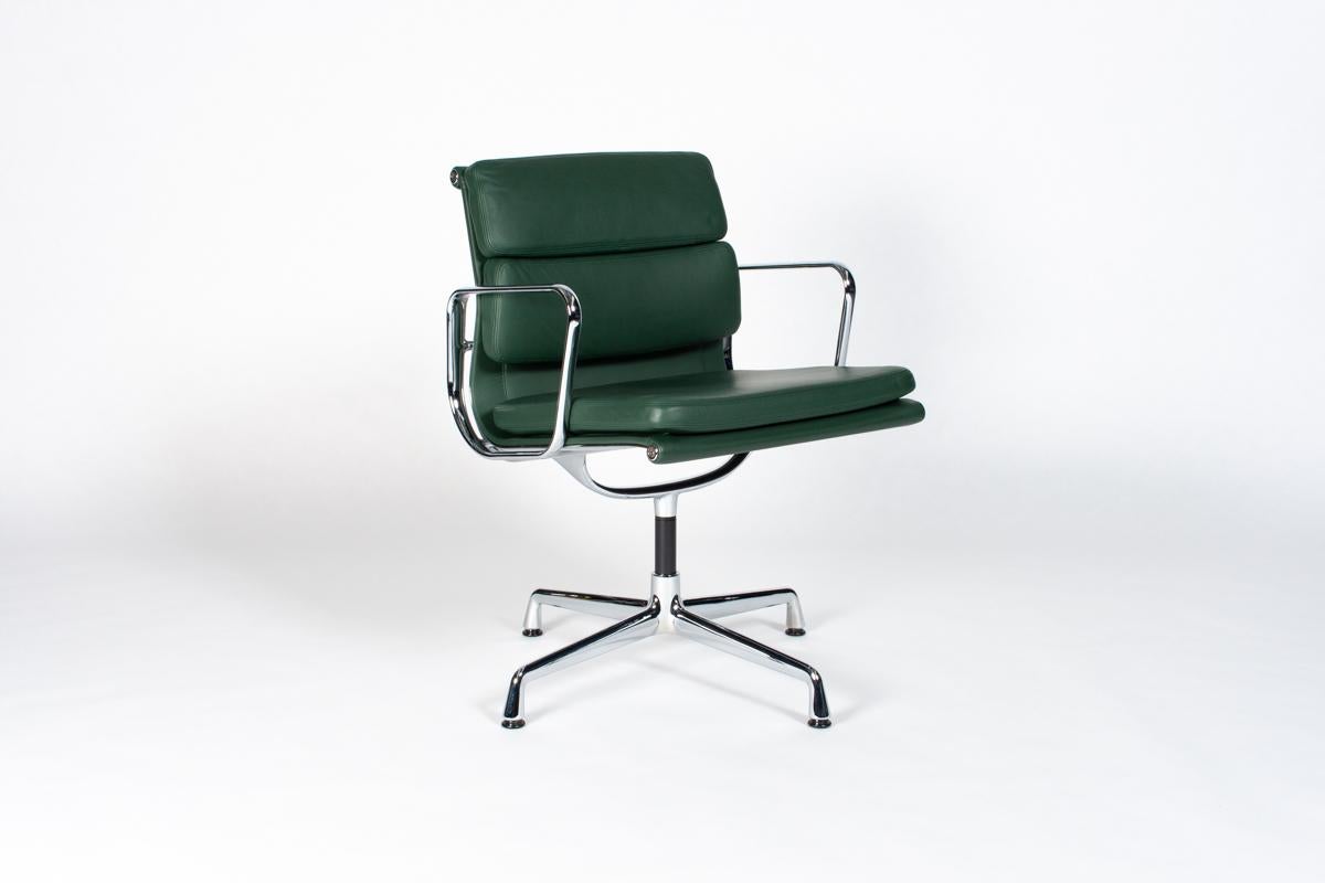 Charles & Ray Eames EA208 Conference and Dining Chair Green Leather, Vitra In Good Condition In Amsterdam, NL