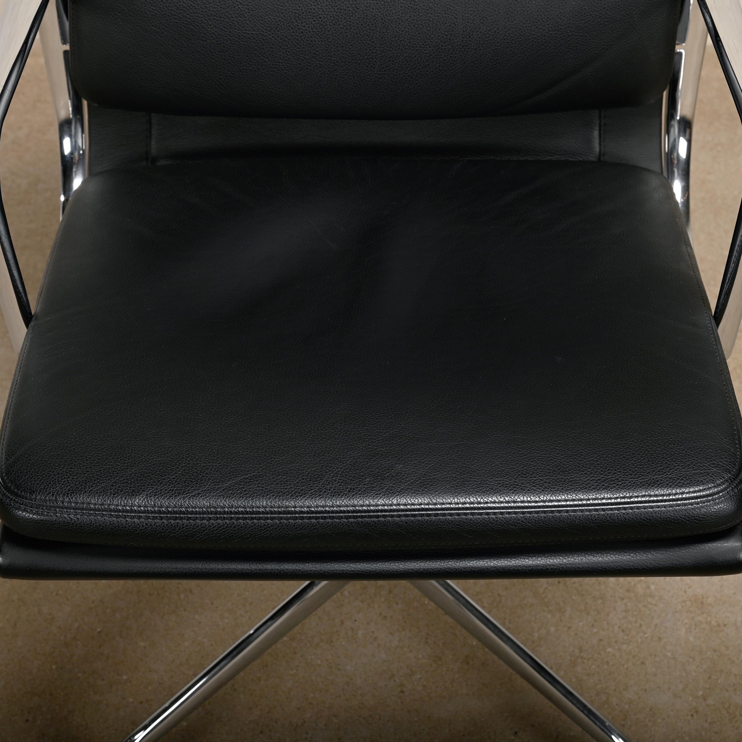 Chaise de salle à manger ou de conférence Charles and Ray Eames EA208 en cuir noir, Vitra en vente 3