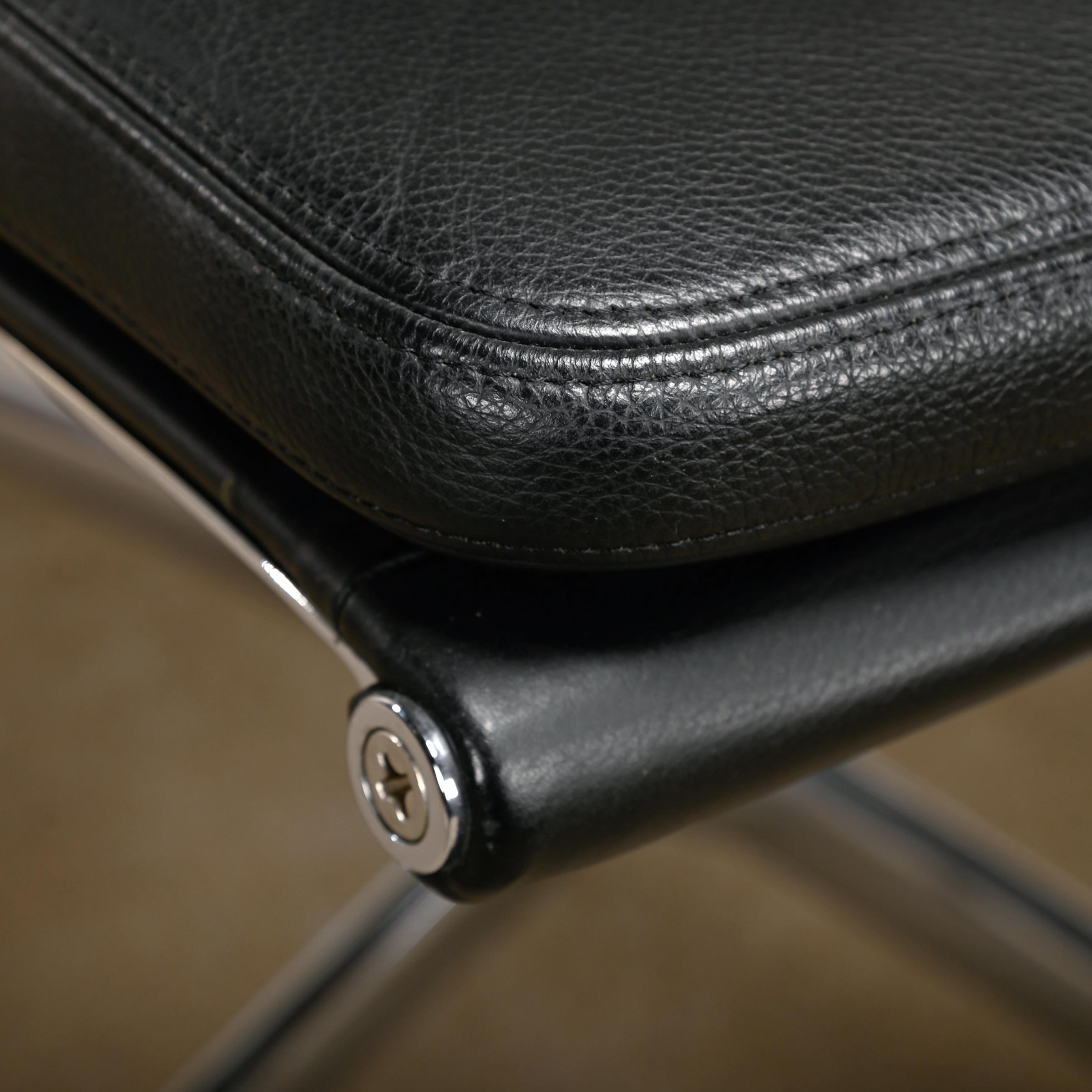 Charles & Ray Eames EA208 Ess- oder Konferenzstuhl aus schwarzem Leder, Vitra im Angebot 4