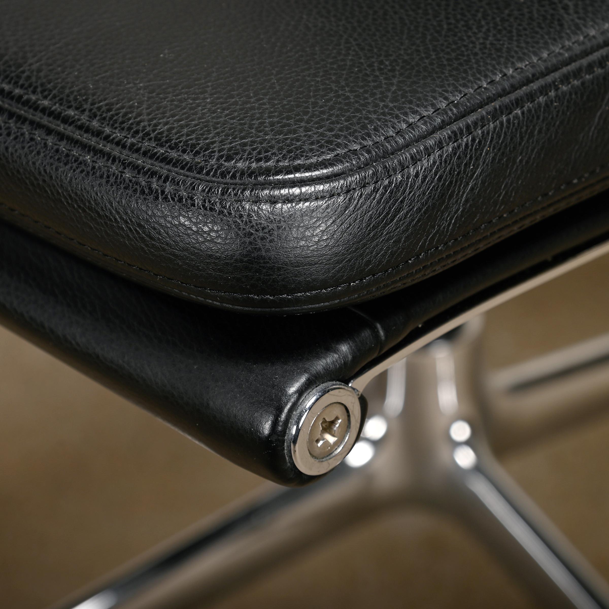 Charles & Ray Eames EA208 Ess- oder Konferenzstuhl aus schwarzem Leder, Vitra im Angebot 5