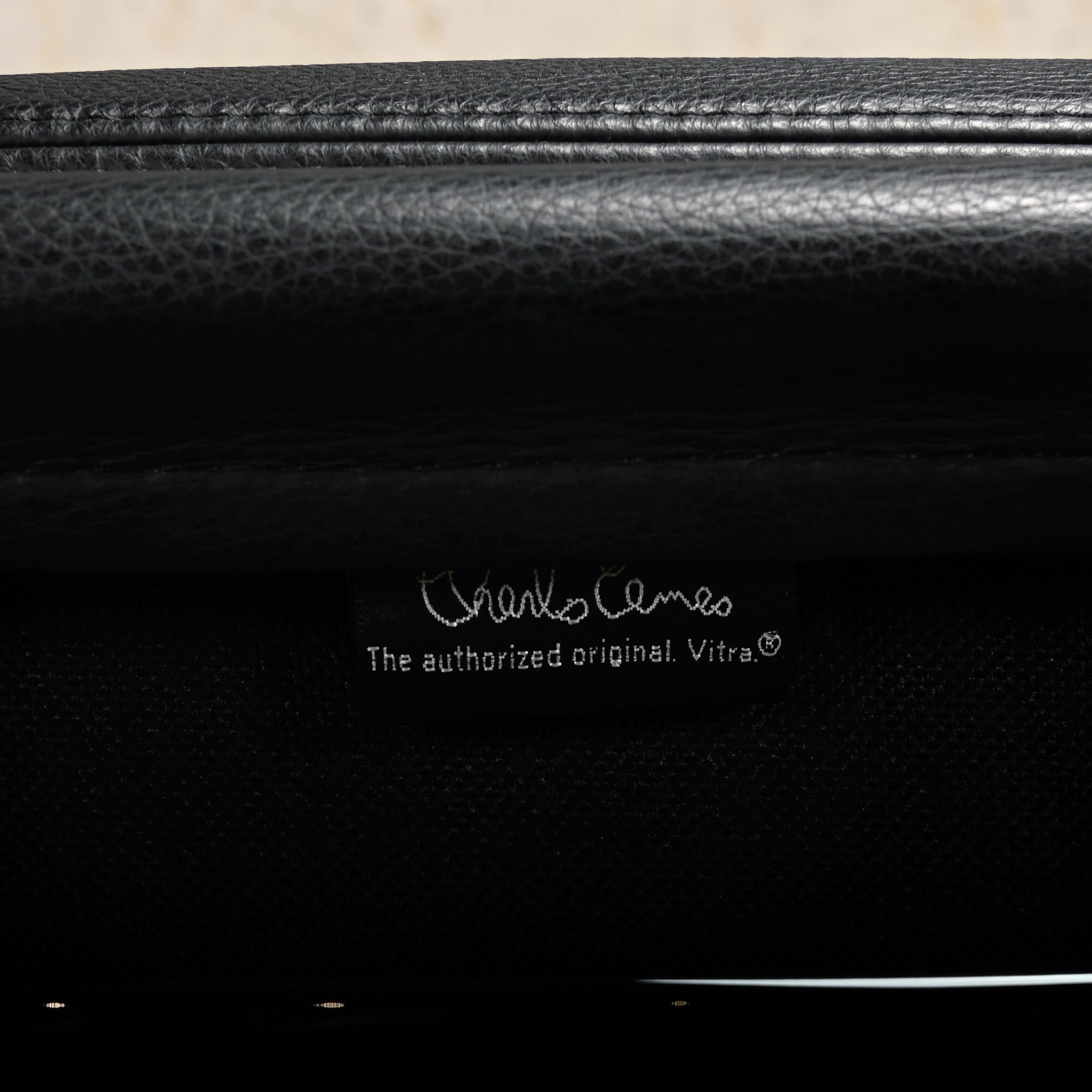 Charles & Ray Eames EA208 Ess- oder Konferenzstuhl aus schwarzem Leder, Vitra im Angebot 9