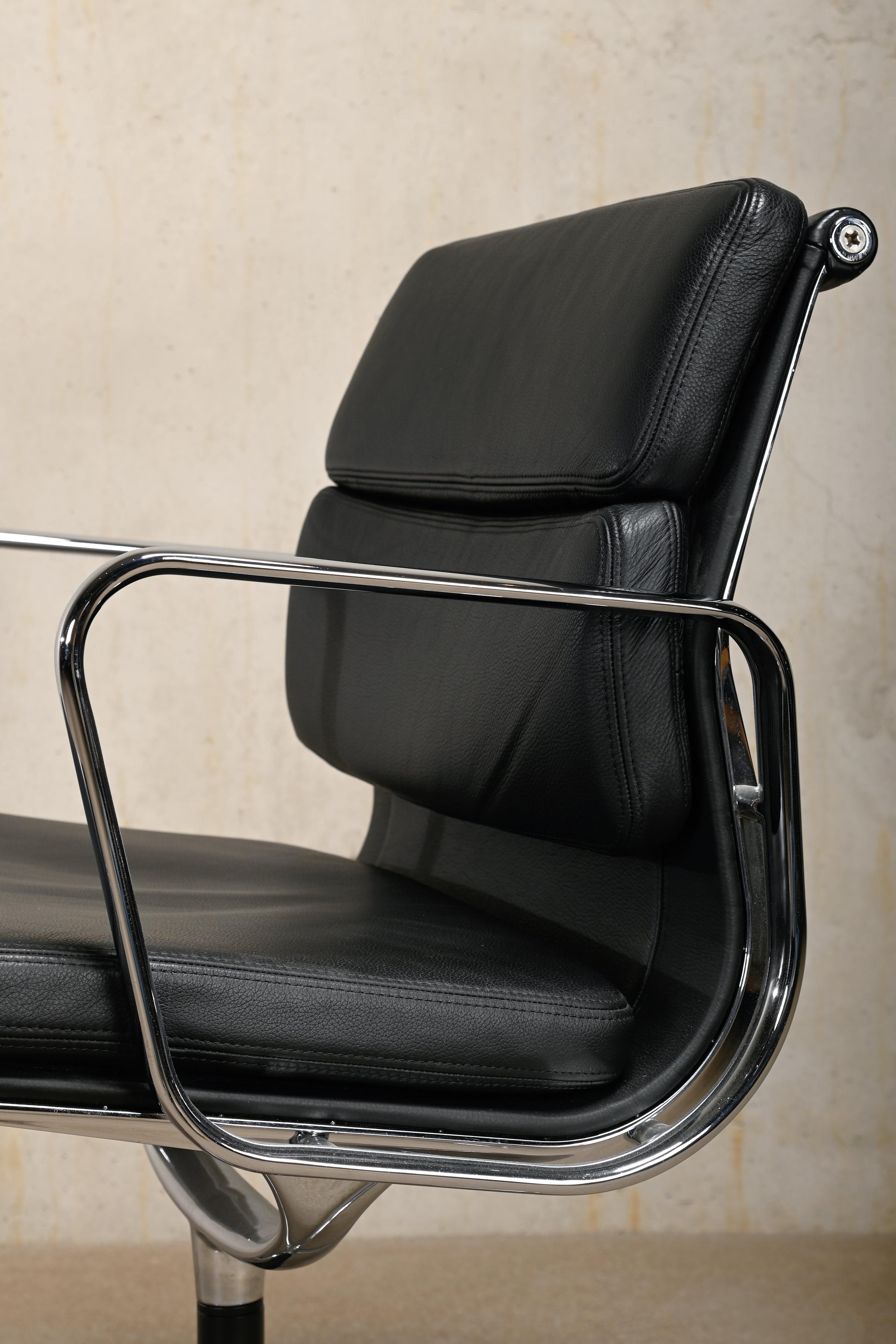 Charles & Ray Eames EA208 Ess- oder Konferenzstuhl aus schwarzem Leder, Vitra im Angebot 10