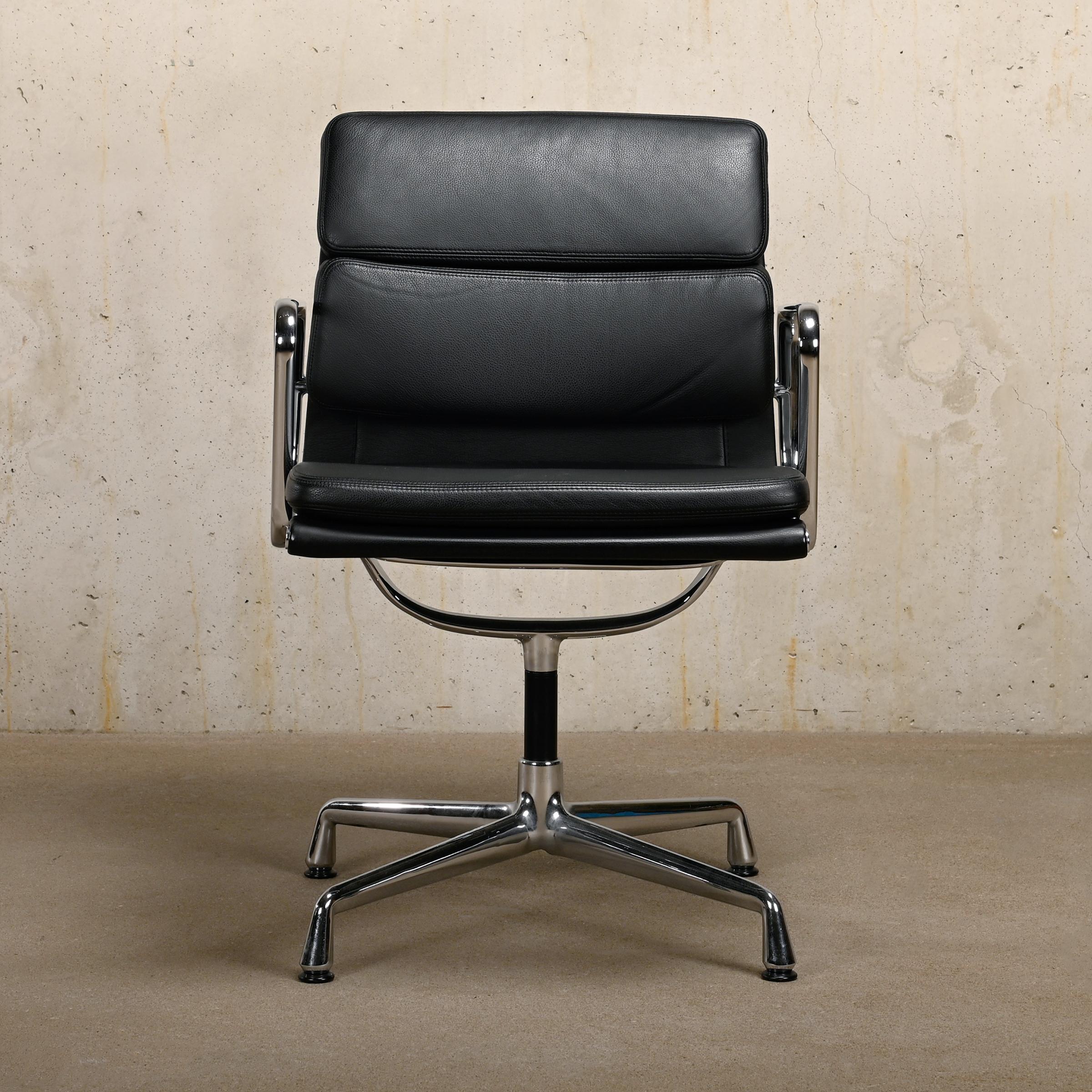 Magnifique chaise de salle à manger ou de conférence EA208 appartenant à la série iconique Aluminium Series conçue par Charles & Ray Eames pour Herman Miller (US) / Vitra (EU). Les coussins en cuir souple et le mécanisme de pivotement garantissent