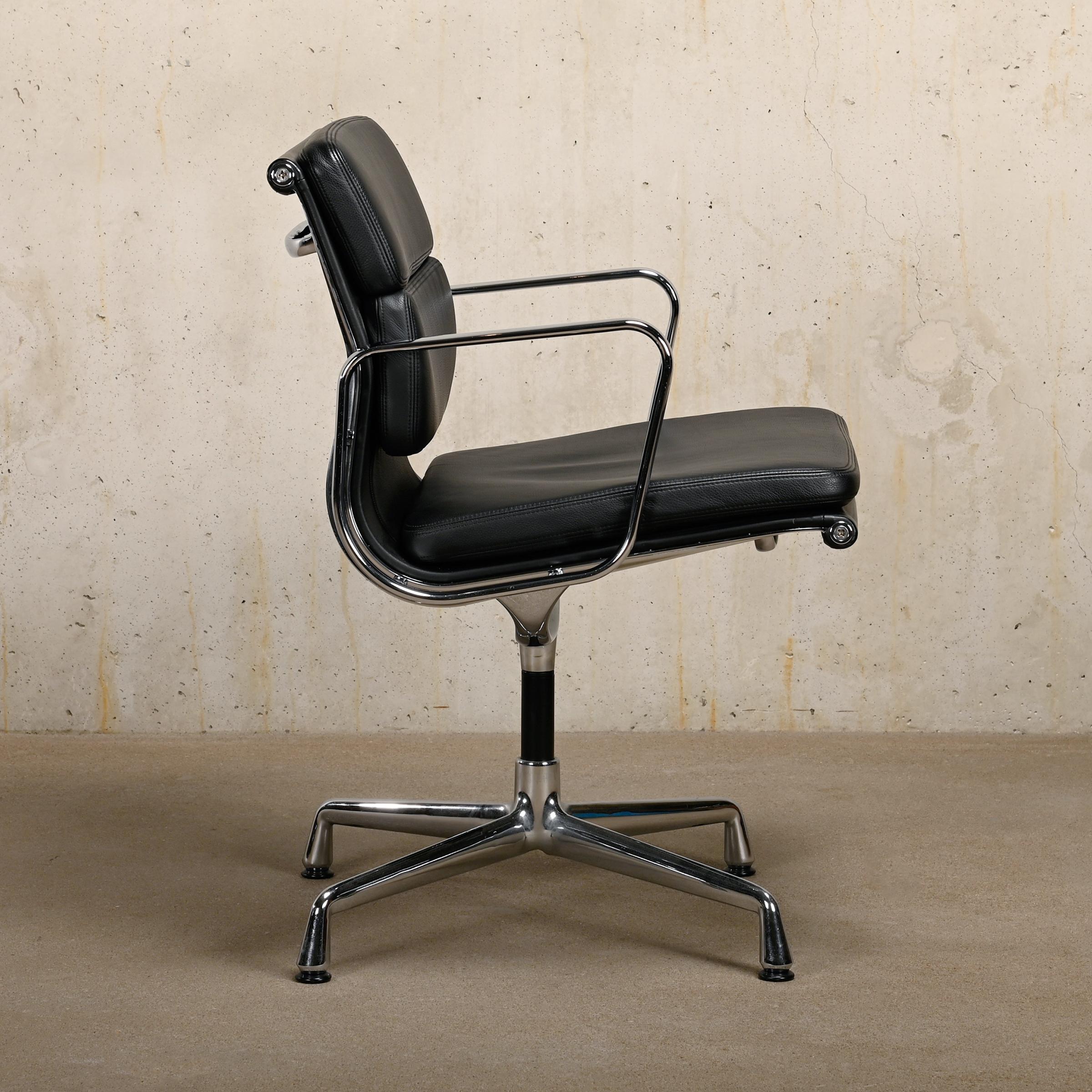 Charles & Ray Eames EA208 Ess- oder Konferenzstuhl aus schwarzem Leder, Vitra (Moderne der Mitte des Jahrhunderts) im Angebot
