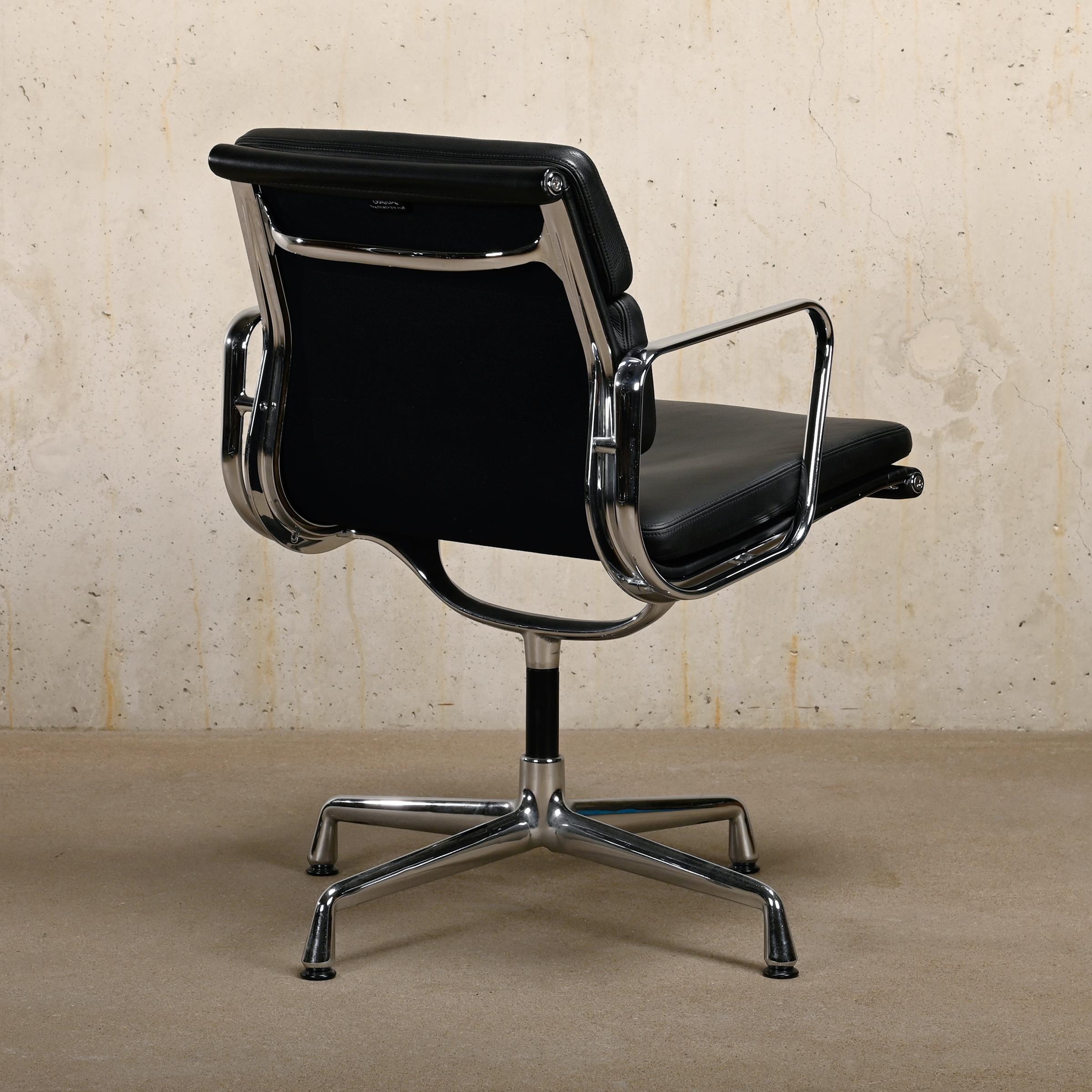 Allemand Chaise de salle à manger ou de conférence Charles and Ray Eames EA208 en cuir noir, Vitra en vente
