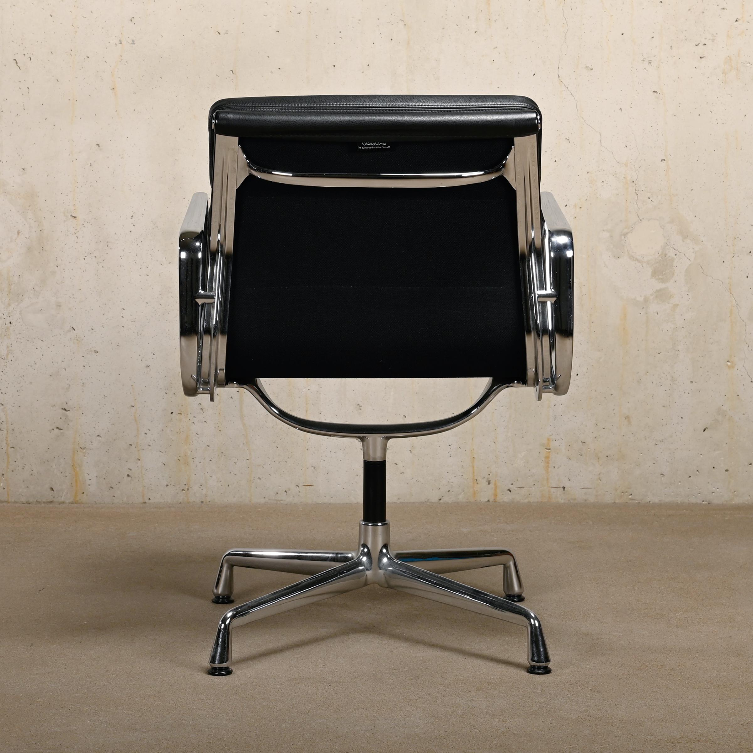 Chaise de salle à manger ou de conférence Charles and Ray Eames EA208 en cuir noir, Vitra Bon état - En vente à Amsterdam, NL