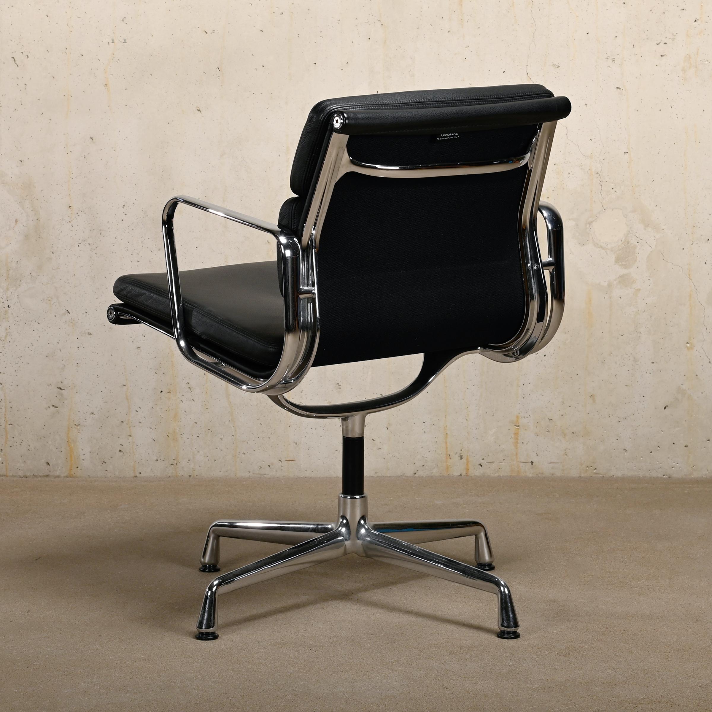Charles & Ray Eames EA208 Ess- oder Konferenzstuhl aus schwarzem Leder, Vitra (Mitte des 20. Jahrhunderts) im Angebot