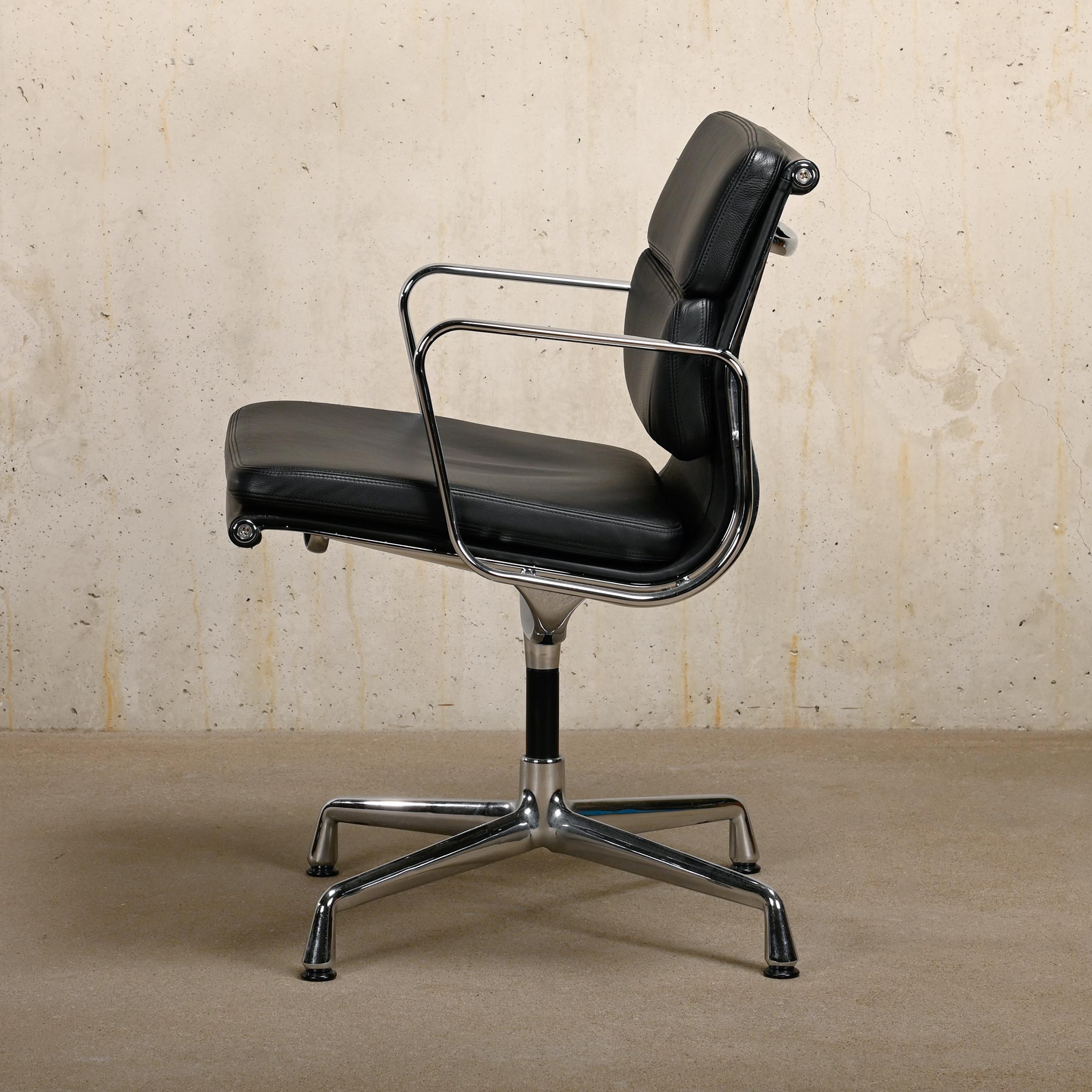 Aluminium Chaise de salle à manger ou de conférence Charles and Ray Eames EA208 en cuir noir, Vitra en vente