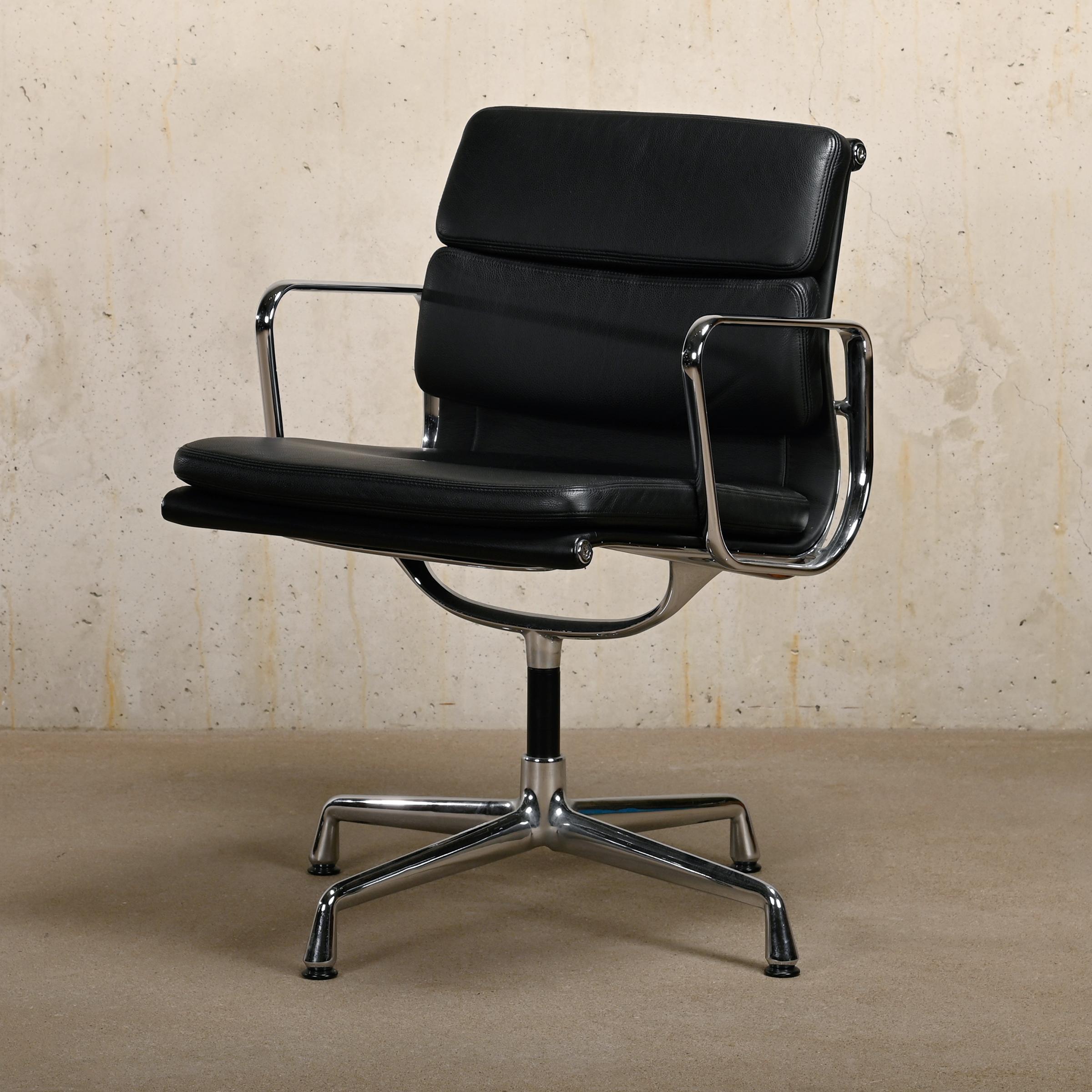 Charles & Ray Eames EA208 Ess- oder Konferenzstuhl aus schwarzem Leder, Vitra im Angebot 1