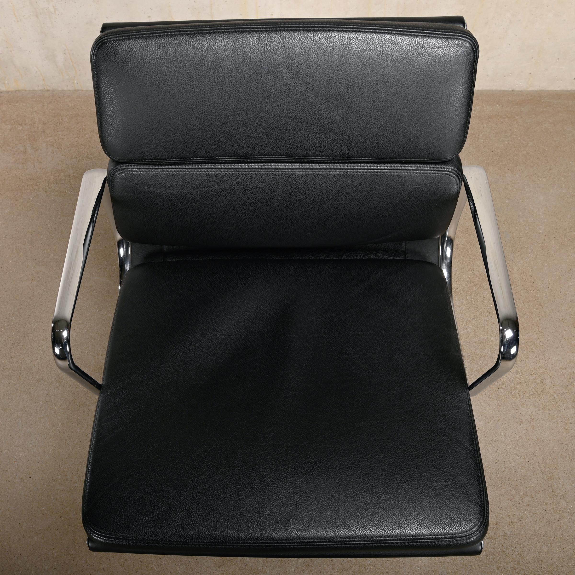 Chaise de salle à manger ou de conférence Charles and Ray Eames EA208 en cuir noir, Vitra en vente 2